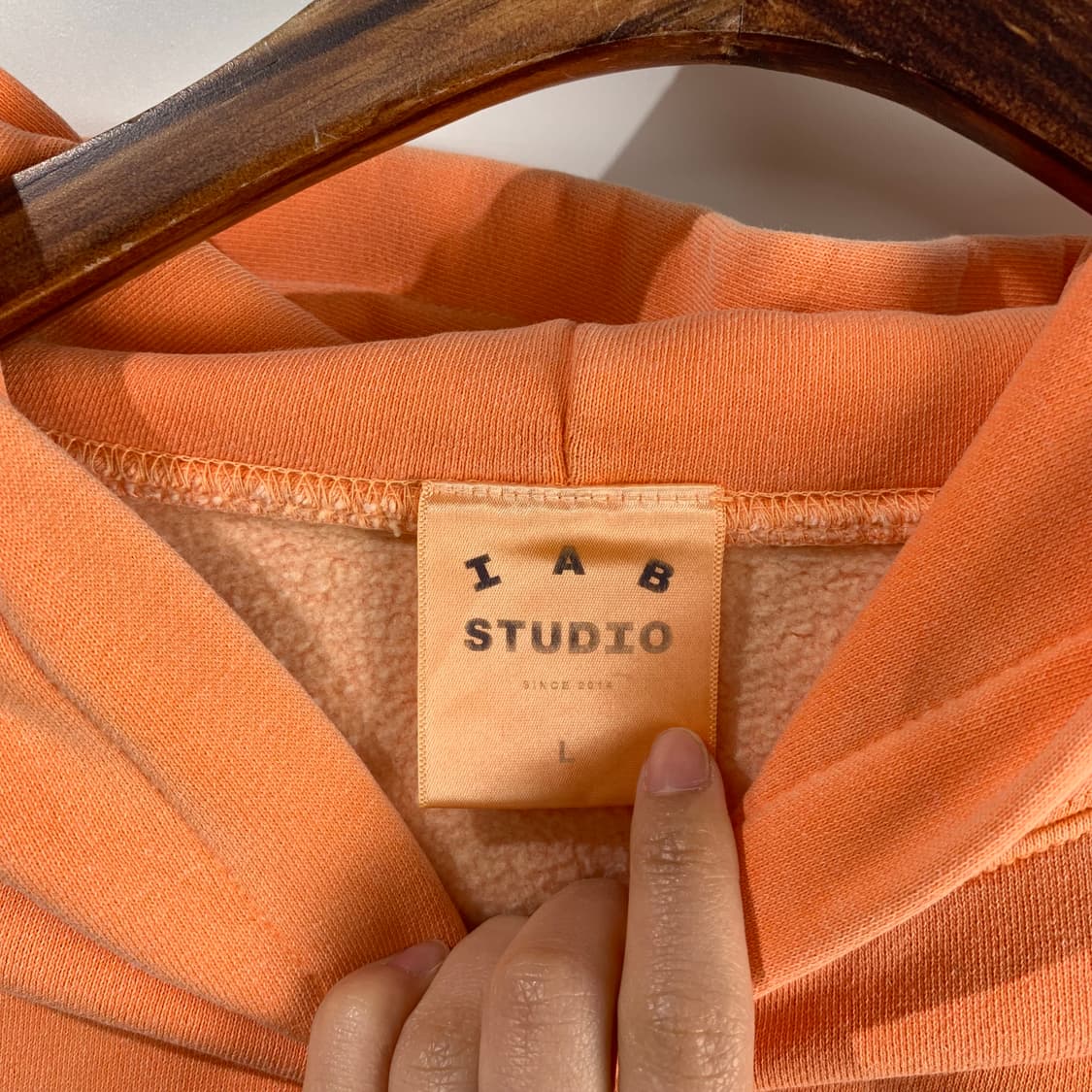 아이앱스튜디오 피그먼트 살몬 후드티 상품이미지8