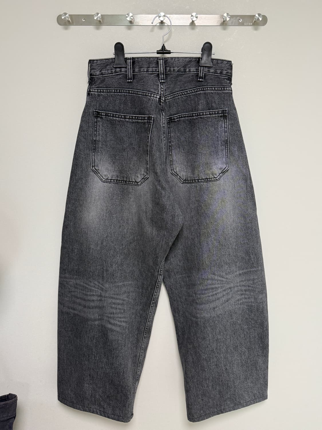 해칭룸 와이드 커브진 (워시드 블랙) 상품이미지3