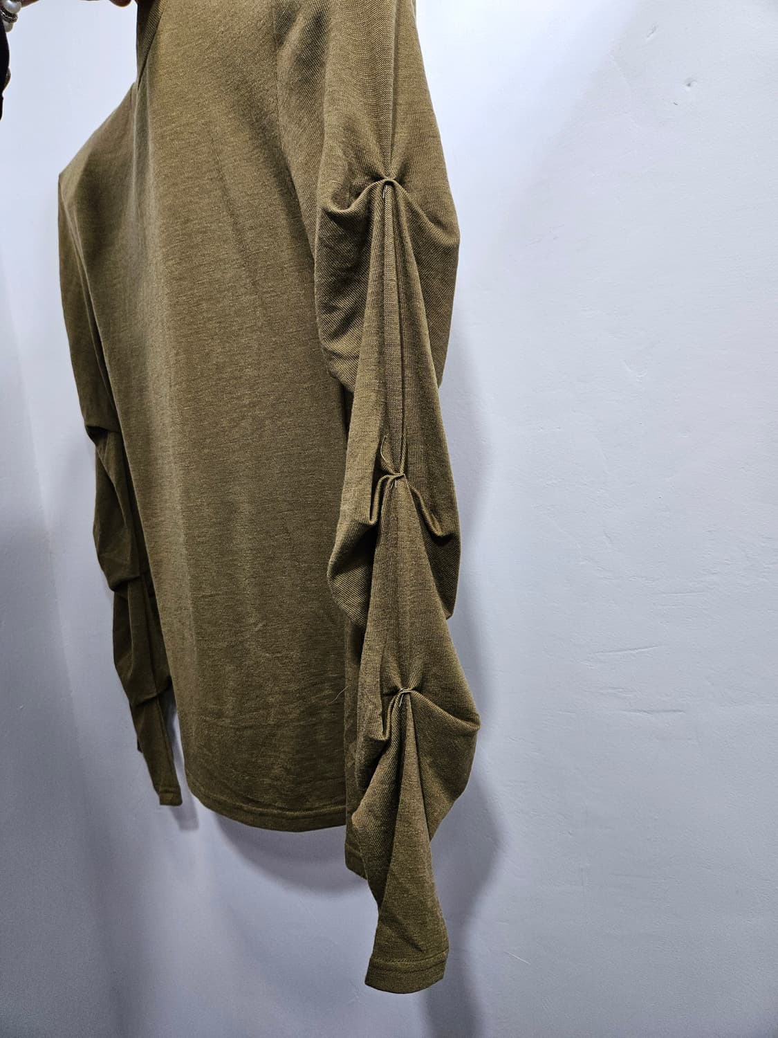 카키색 어깨패드 긴팔 셔링 티셔츠 [미사용] 상품이미지4