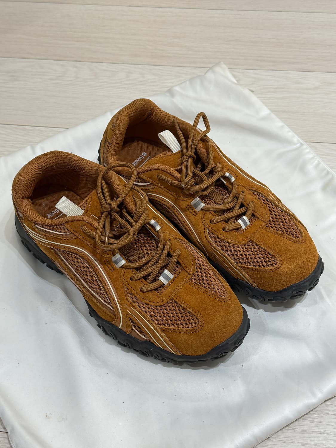 ‼️이사 처분 (1회착용) 휠라 에샤페 카멜 운동화 스니커즈 240 상품이미지1