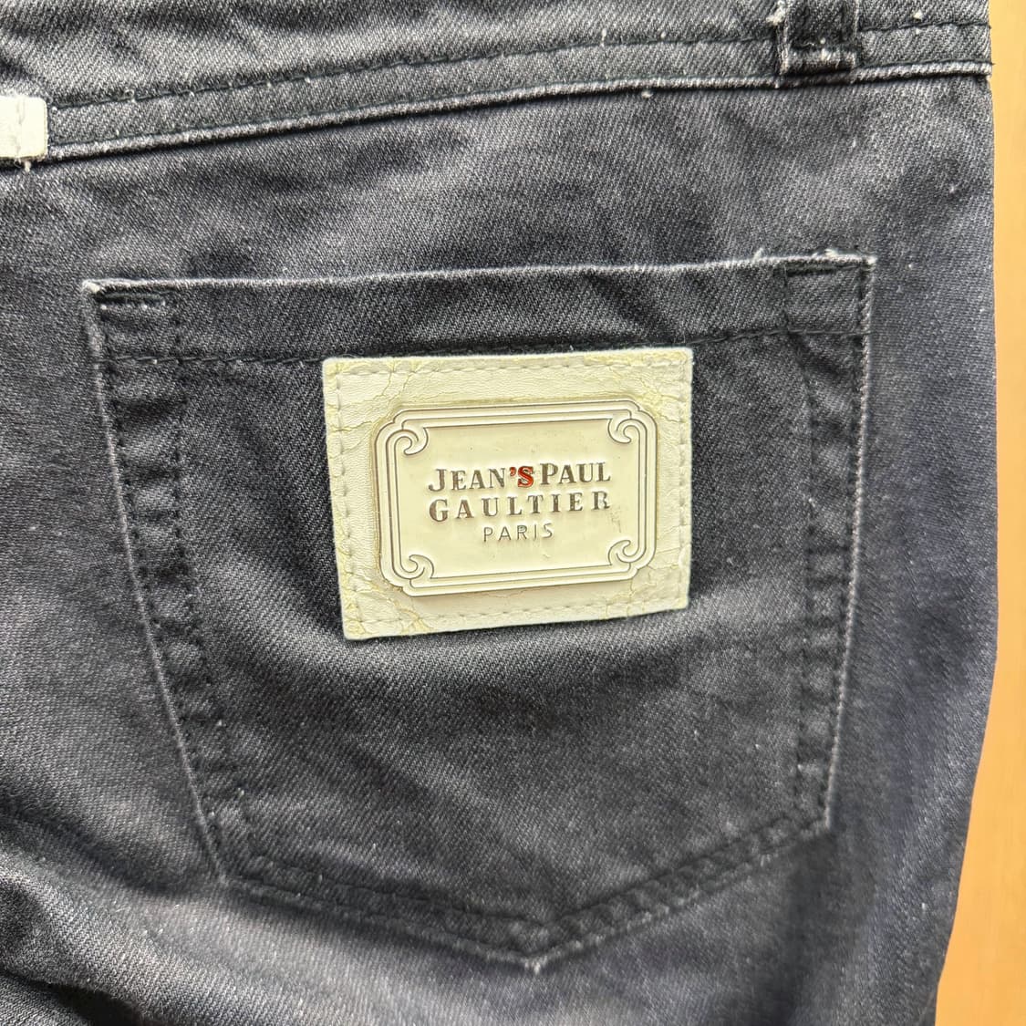 장폴고티에 데님 팬츠 백포켓 화이트 로고 패치 세미 워싱 디테일 흑청 상품이미지6