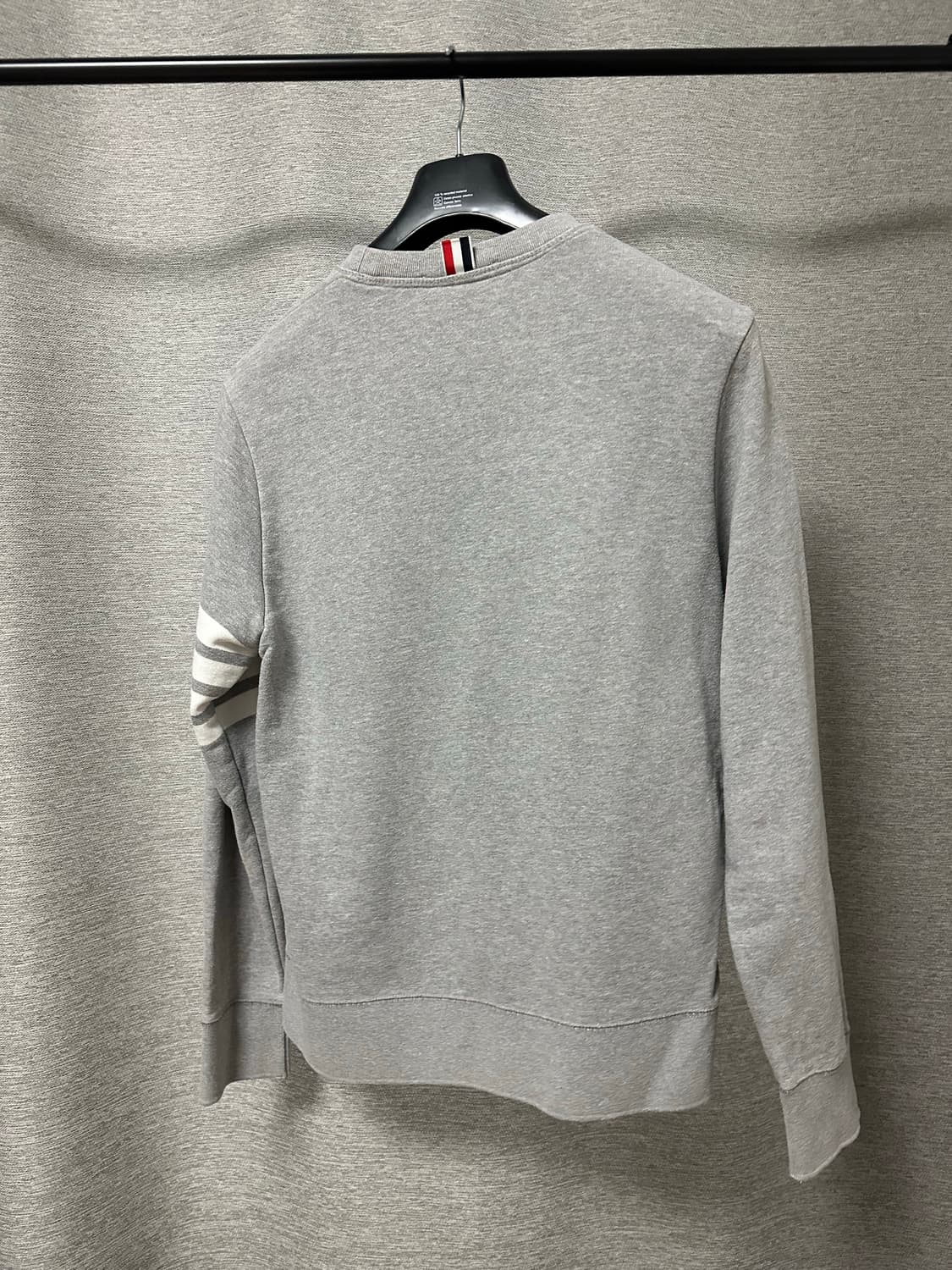 톰브라운 4선완장 맨투맨 그레이 (4) 상품이미지2