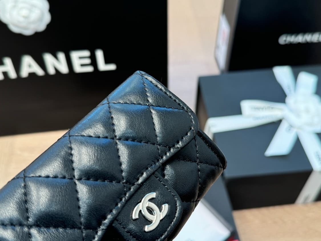  샤넬뷰티 램스킨 카드지갑 은장 블랙 풀박스 세일가 상품이미지1