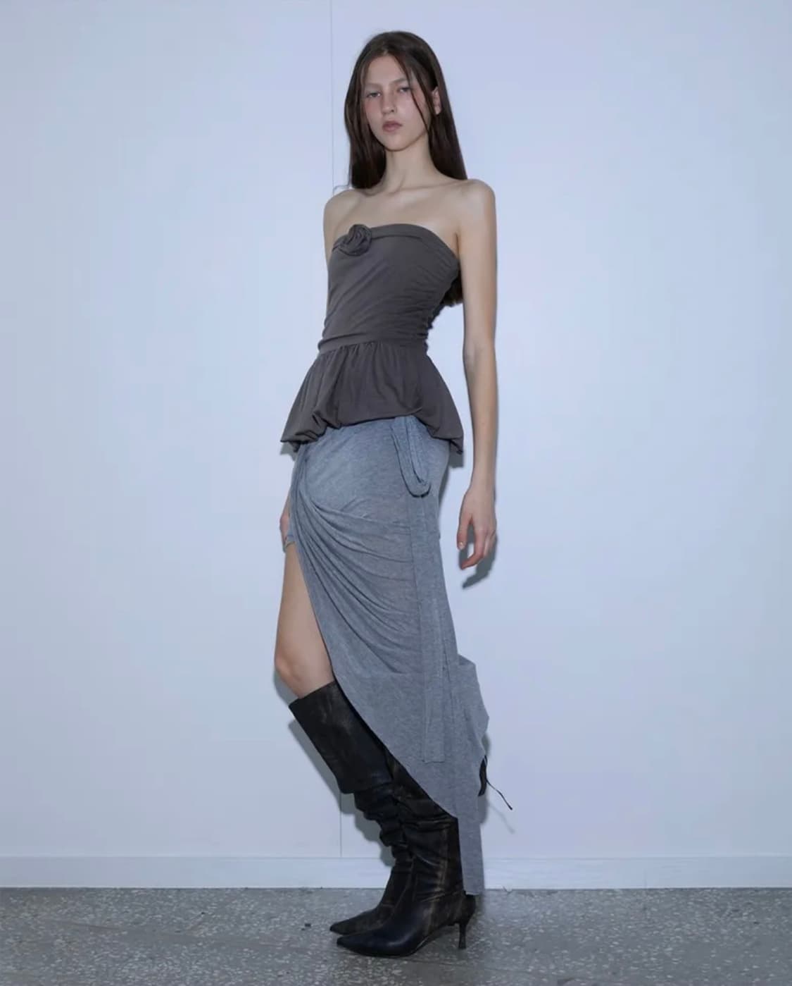 더포르타 애시메트리컬 드레이프 스커트 그레이 언발란스트임미디치마롱스트랩회 상품이미지5