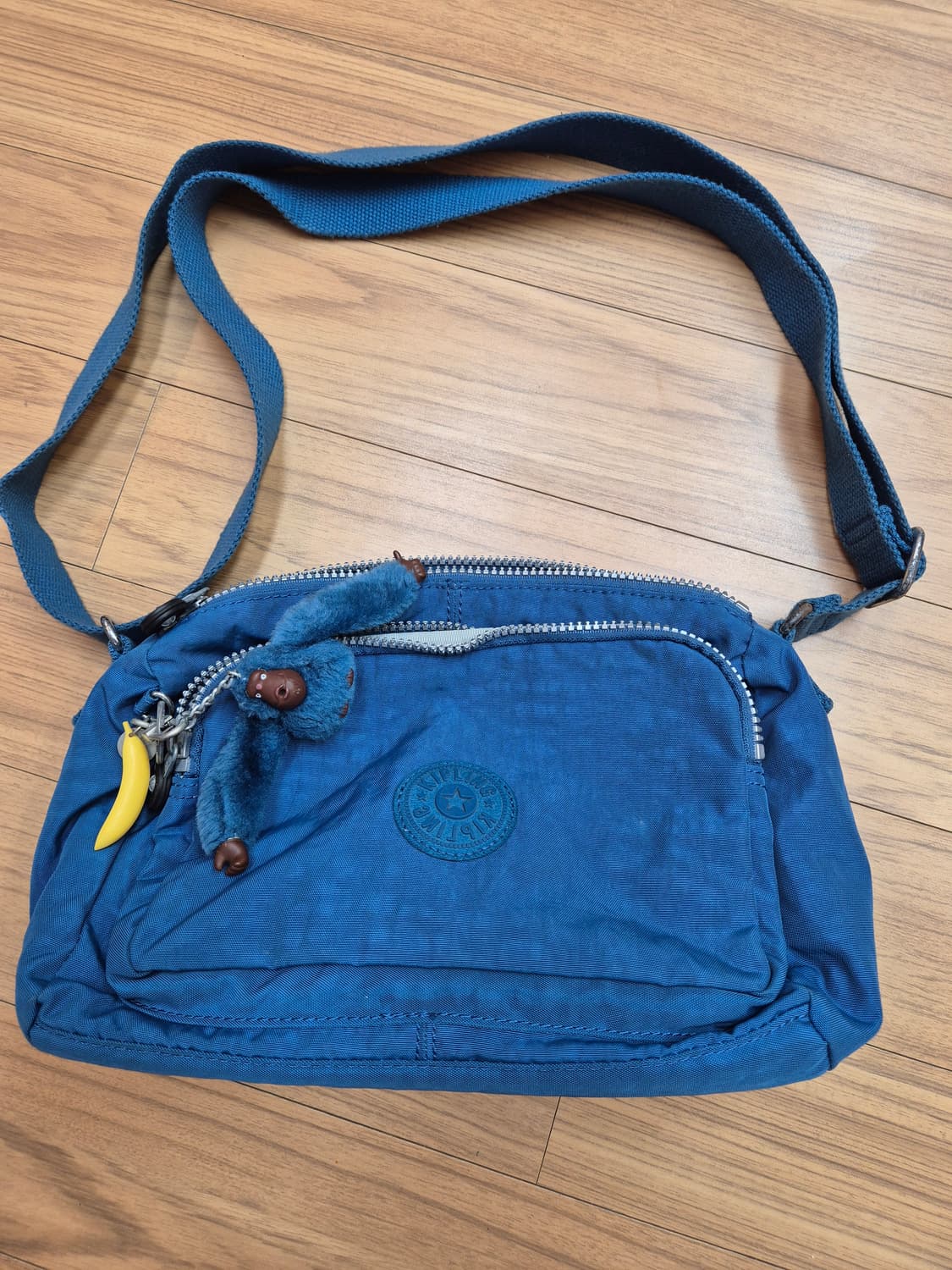 키플링 파란색 크로스백 판매합니다. 가벼운 재질이라서 어깨에 부담이 덜합 상품이미지1