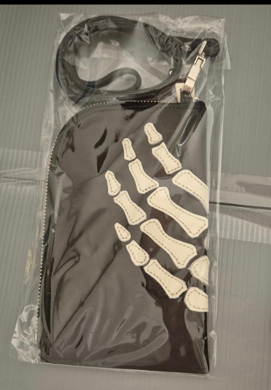 캐피탈 떰즈 업 본 핸드 집 넥 백 블랙 상품이미지1