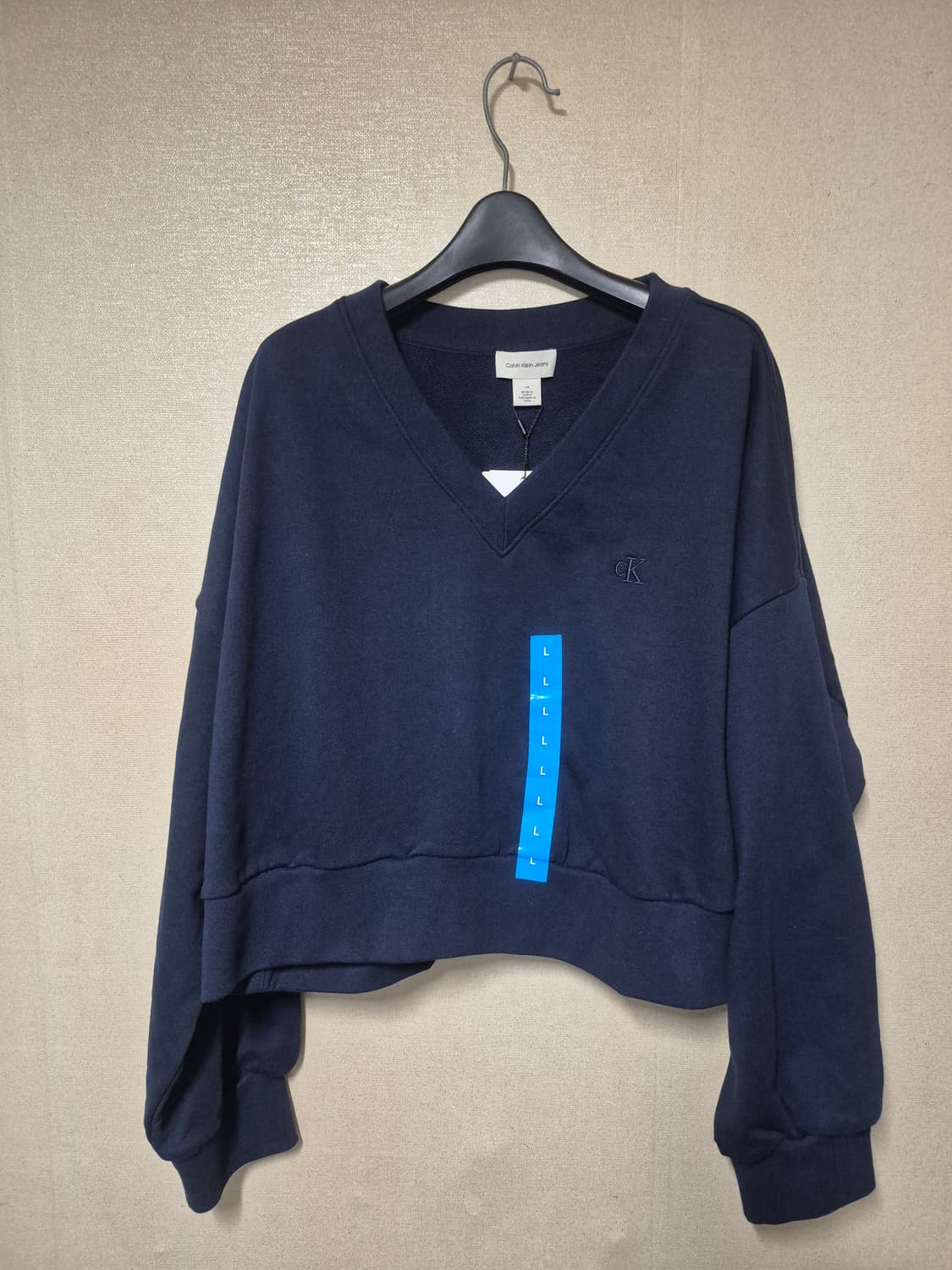 새옷 캘빈클라인진 브이넥 크롭 맨투맨 상품이미지1