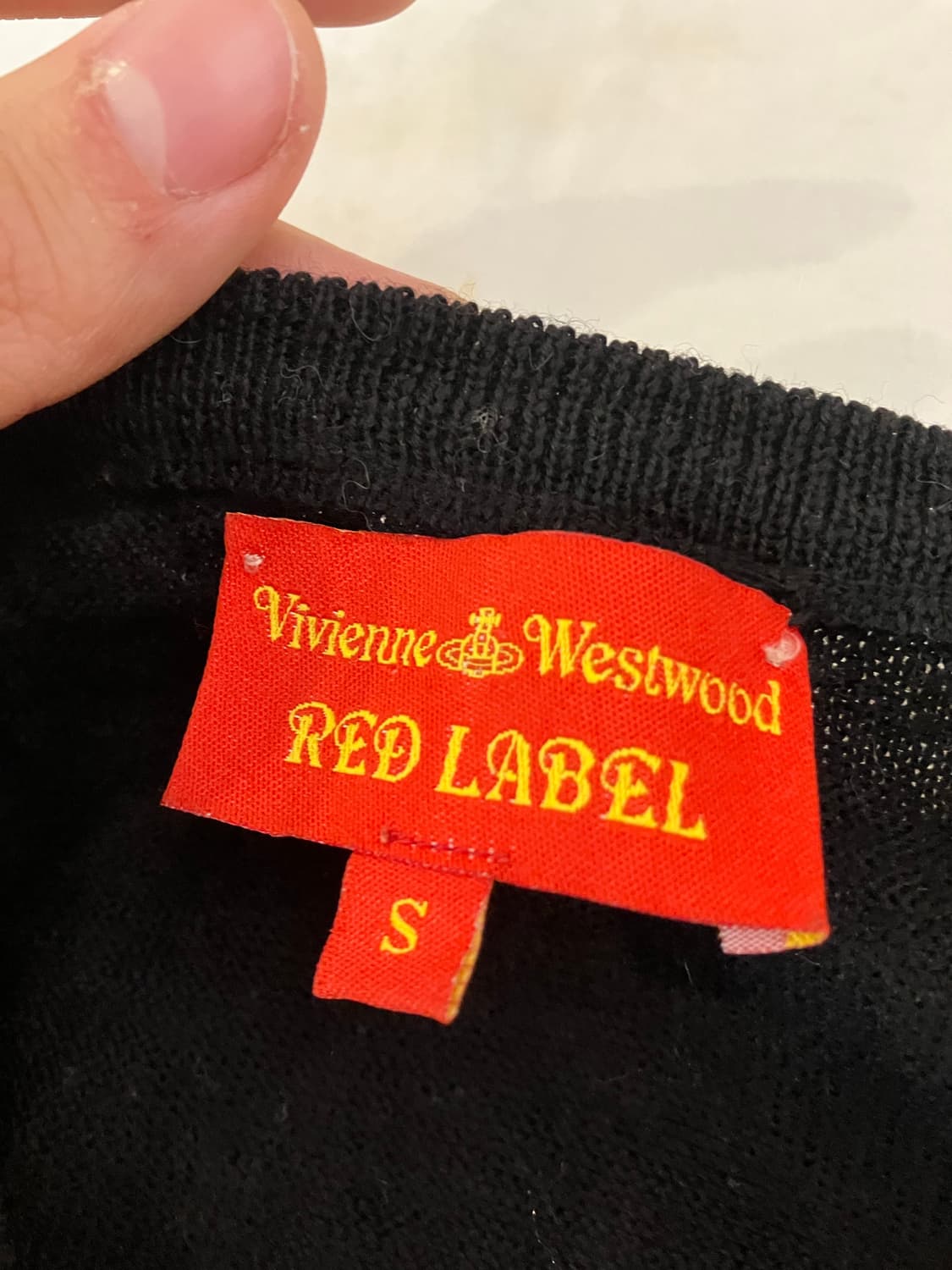 비비안 웨스트우드 레드라벨 딱붙핏 브이넥 울 니트 블랙 상품이미지3