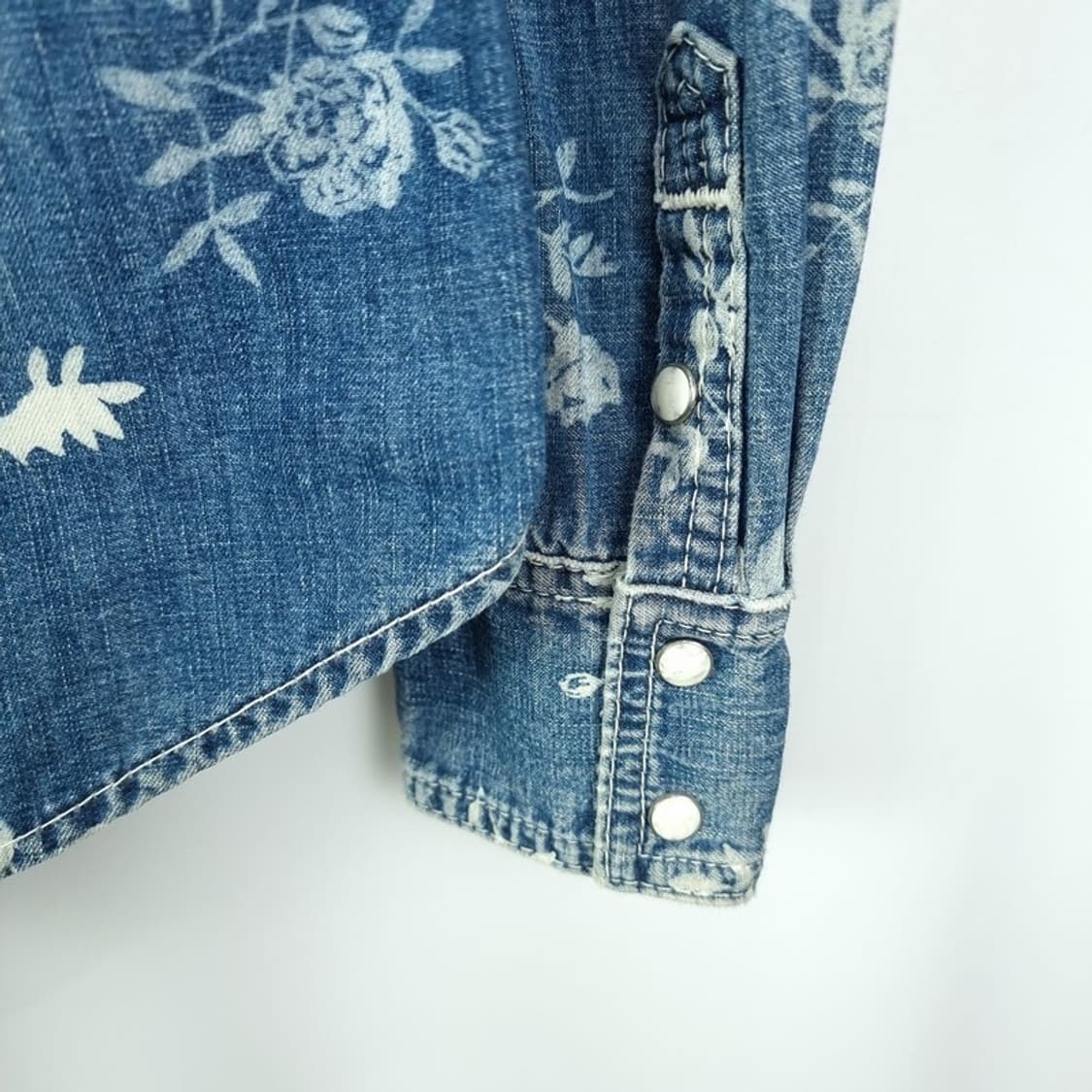 [트루릴리전] 플라워 패턴 워시드 슬림핏 데님 셔츠 M19893 상품이미지6