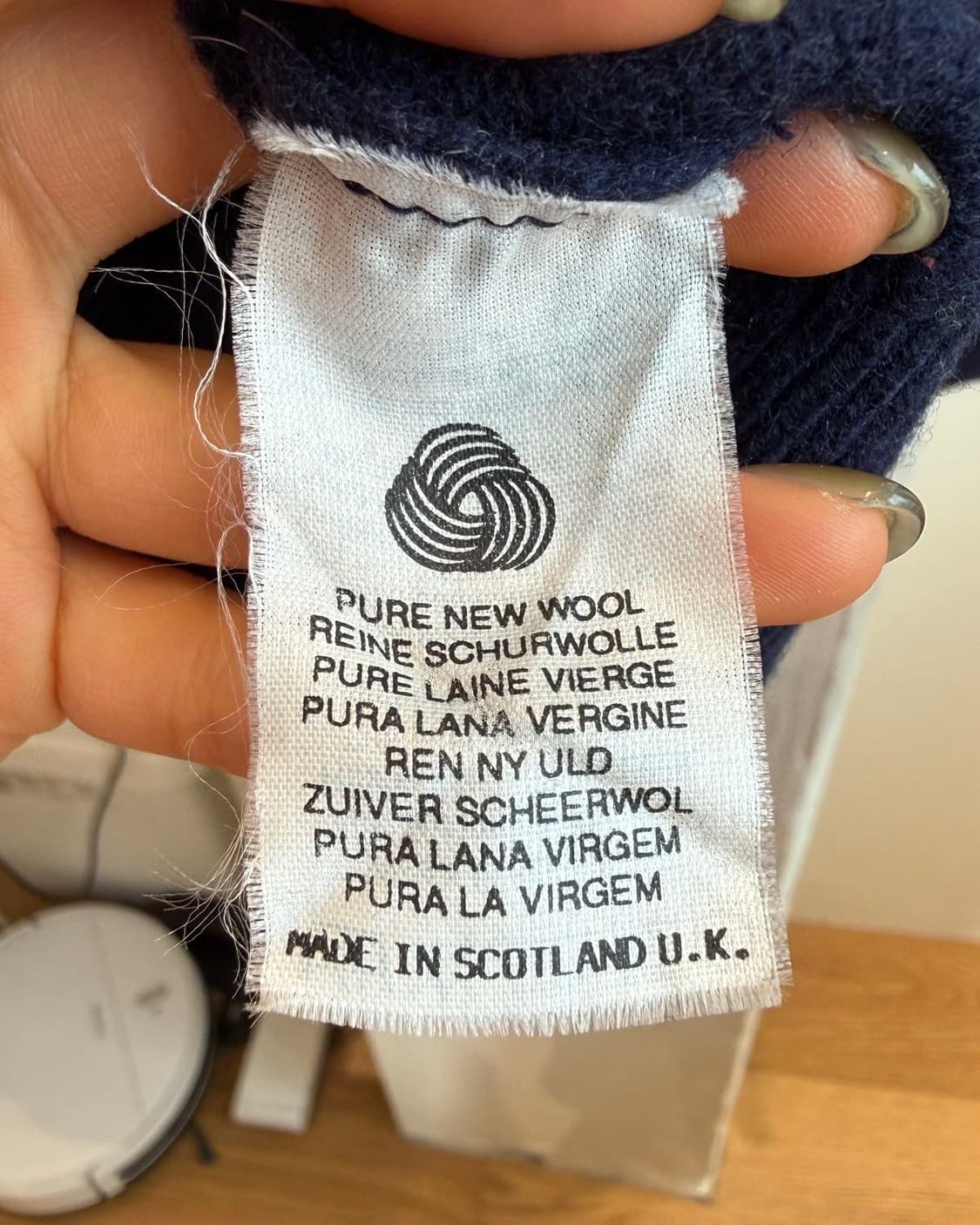 버버리 네이비 아가일패턴 브이넥 니트  상품이미지9