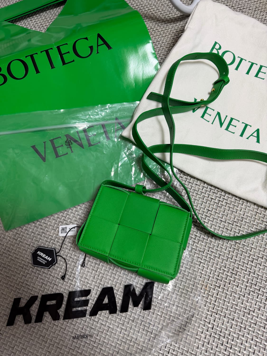 크림 새상품급 보테가베네타 미니 카세트백 상품이미지1