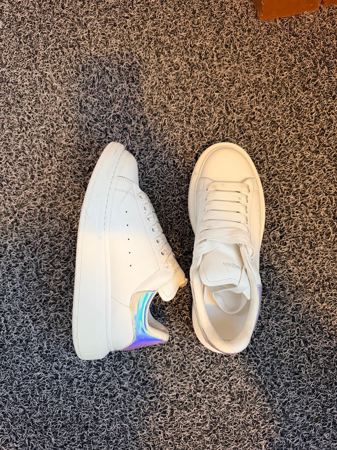 알렉산더 맥퀸 오버사이즈 스니커즈 - 홀로그램 탭 (39사이즈) 상품이미지3