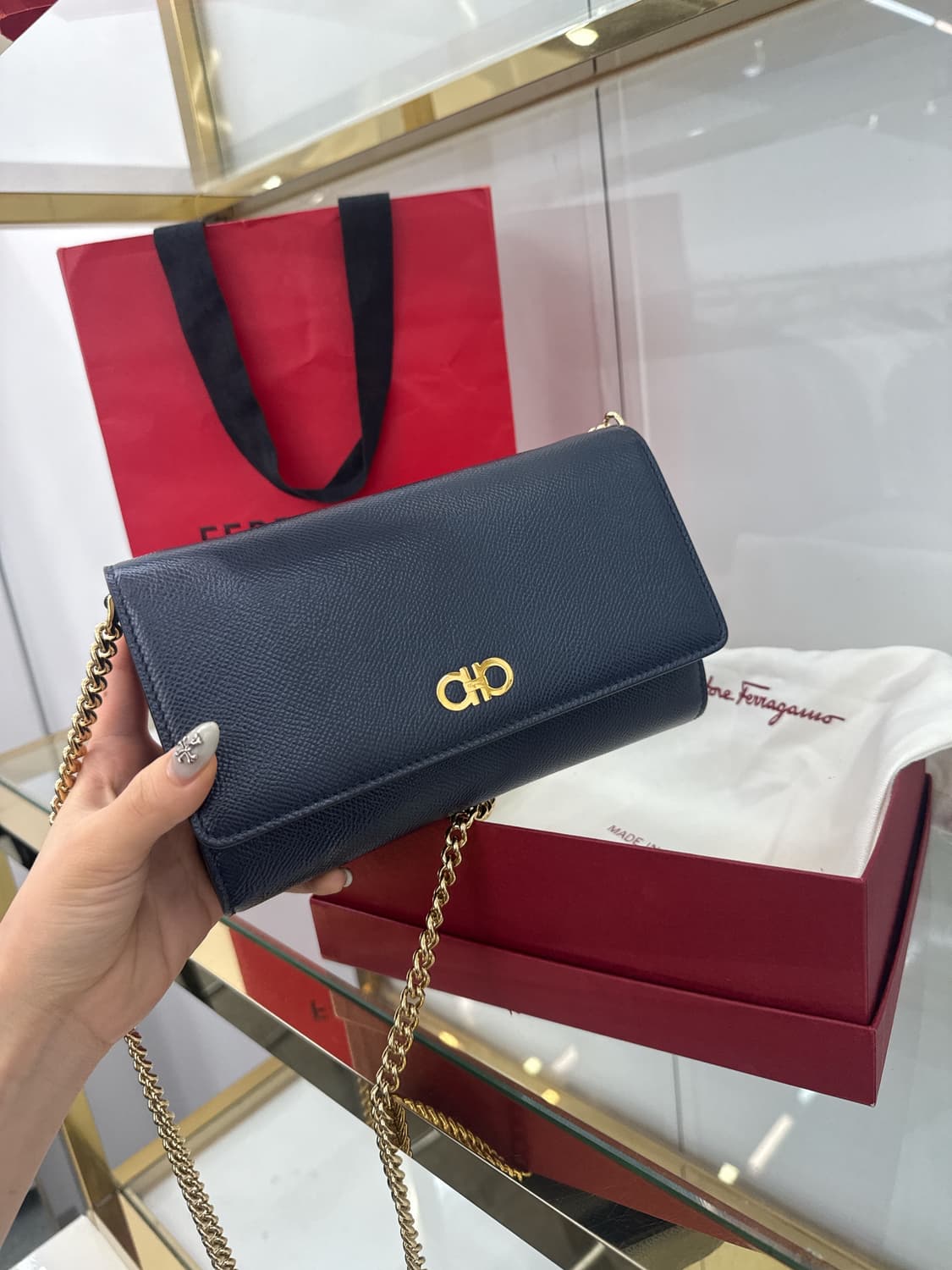 페레가모 네이비 체인크로스백 상품이미지1