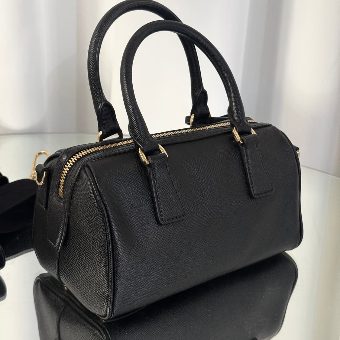 [신상] 프라다 삼각로고 사피아노 레더 테수토 탑핸들 숄더백 상품이미지7