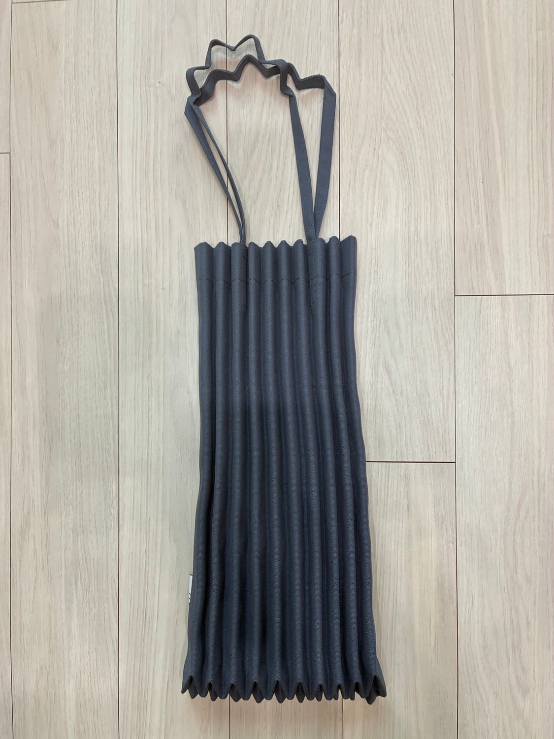 새상품 이세이미야케 미 트렁크 플리츠 백 차콜 상품이미지1