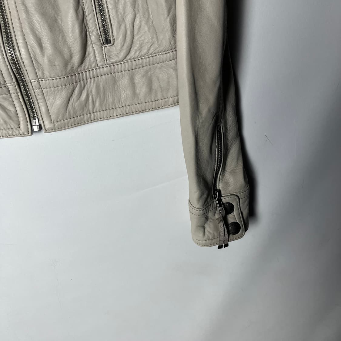 [Juicy Couture] 쥬시꾸뛰르 숄더 셔링 레더자켓 상품이미지4