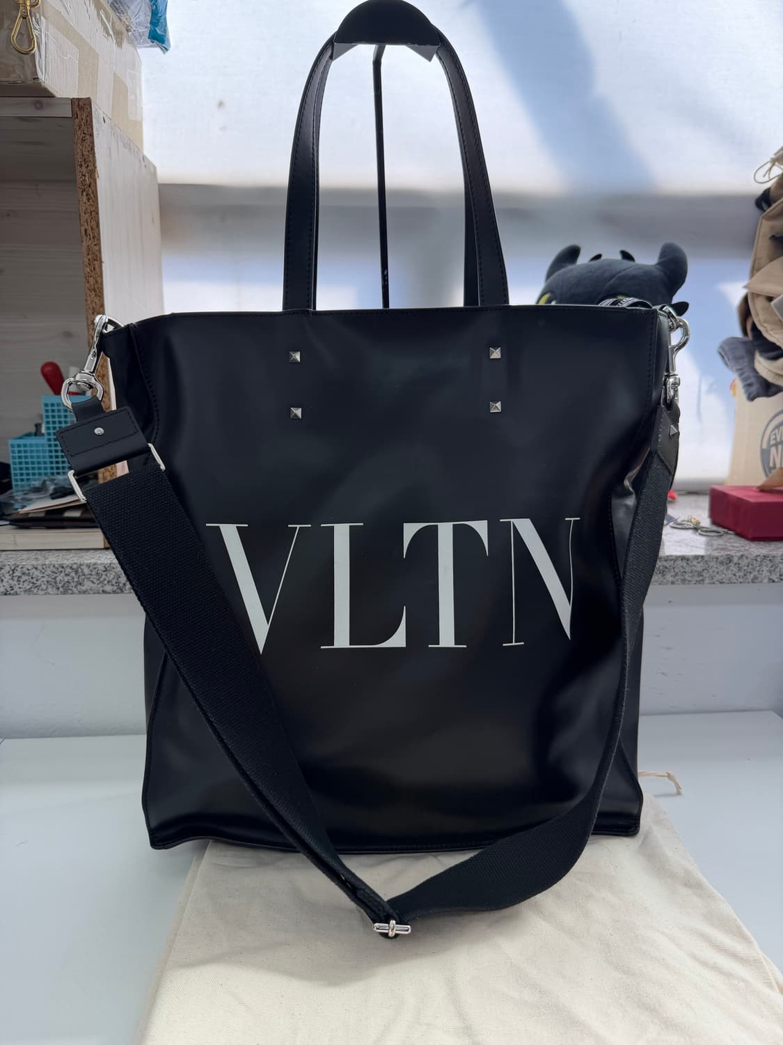 정품) 발렌티노 남성 VLTN 블랙 쇼퍼백 숄더백 상품이미지1