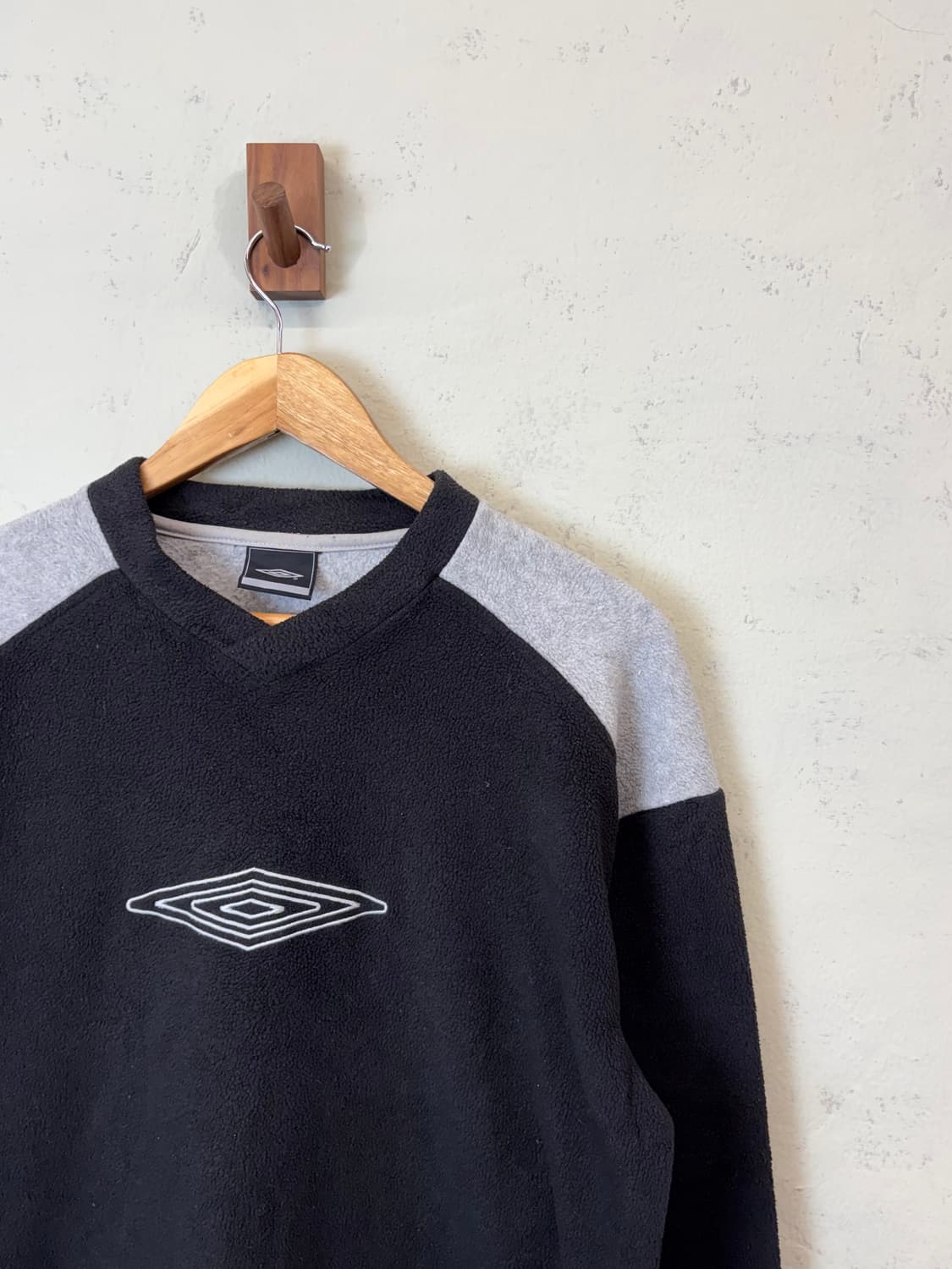 엄브로 올드스쿨 빅로고 후리스 웜업 상품이미지3