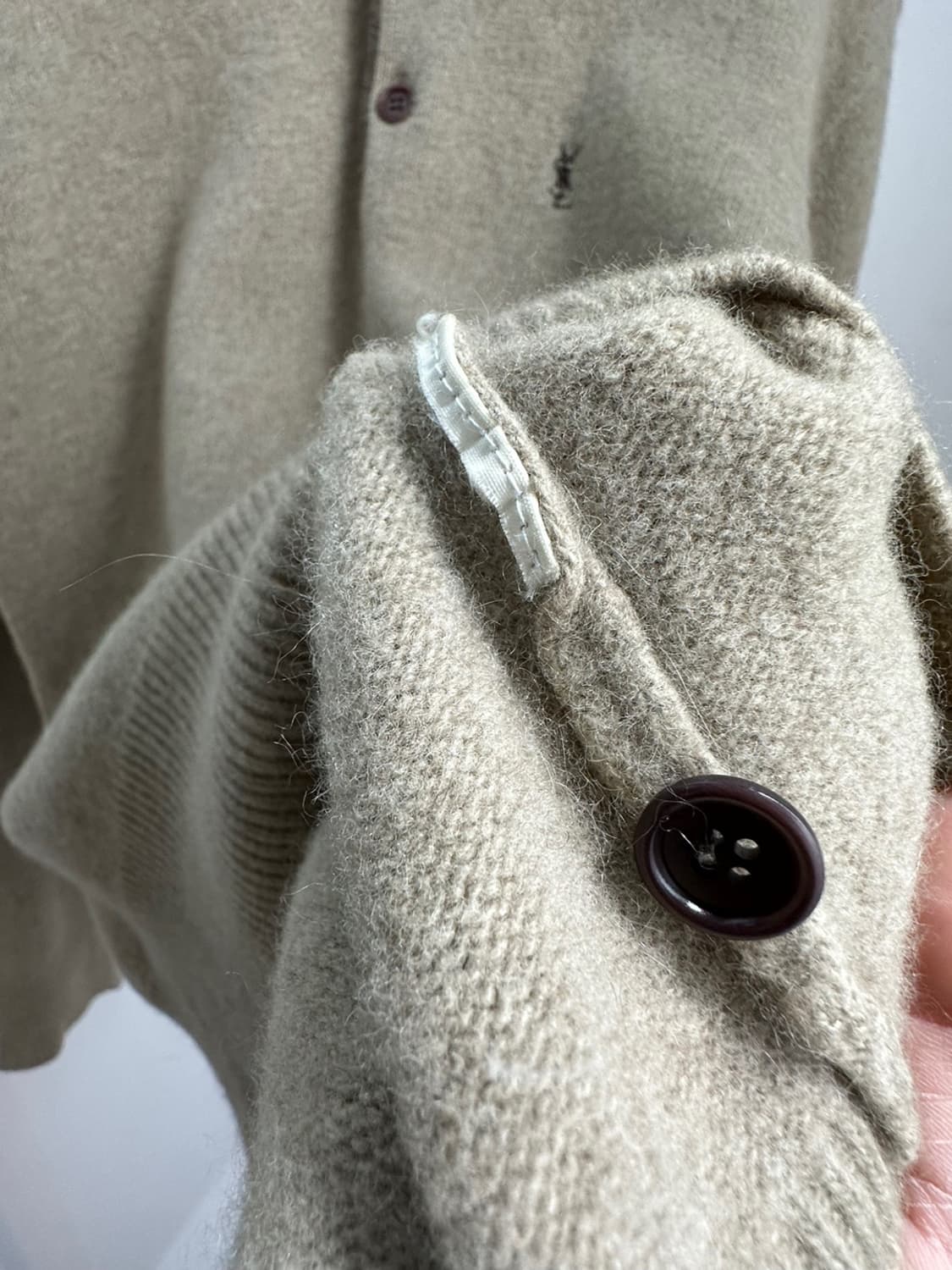 S 입생로랑 자수로고 베이지 카라 니트 상품이미지5