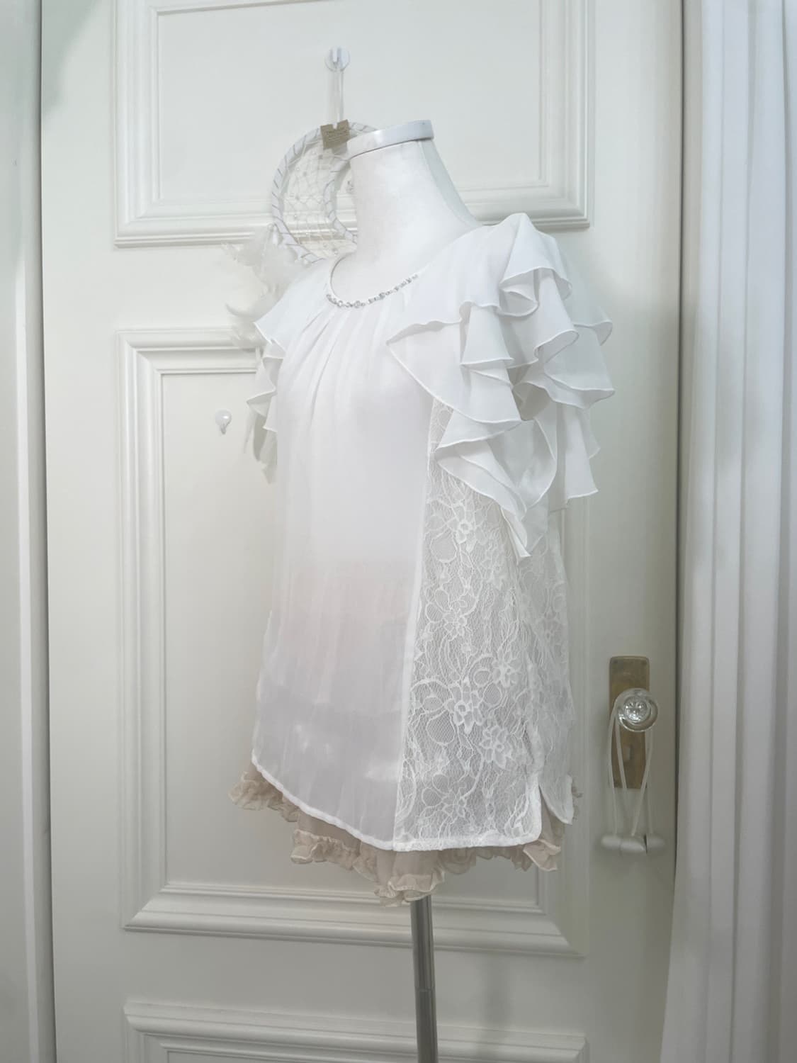 white ruffle cubic lace trim blouse 상품이미지2