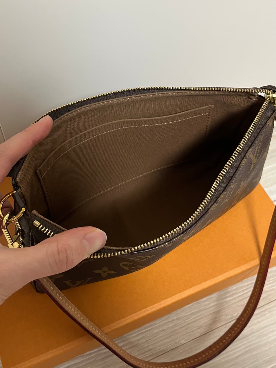 루이비통 포쉐트 악세수아 NM 모노그램 숄더백 상품이미지8