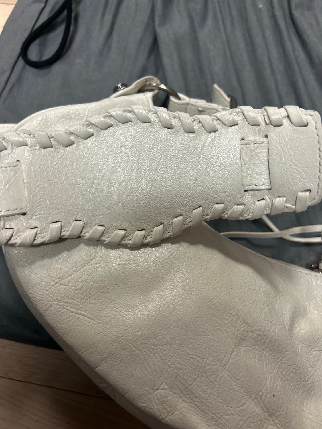 발렌시아가  아레나 램스킨 르카골 XS 숄더백 화이트 상품이미지4