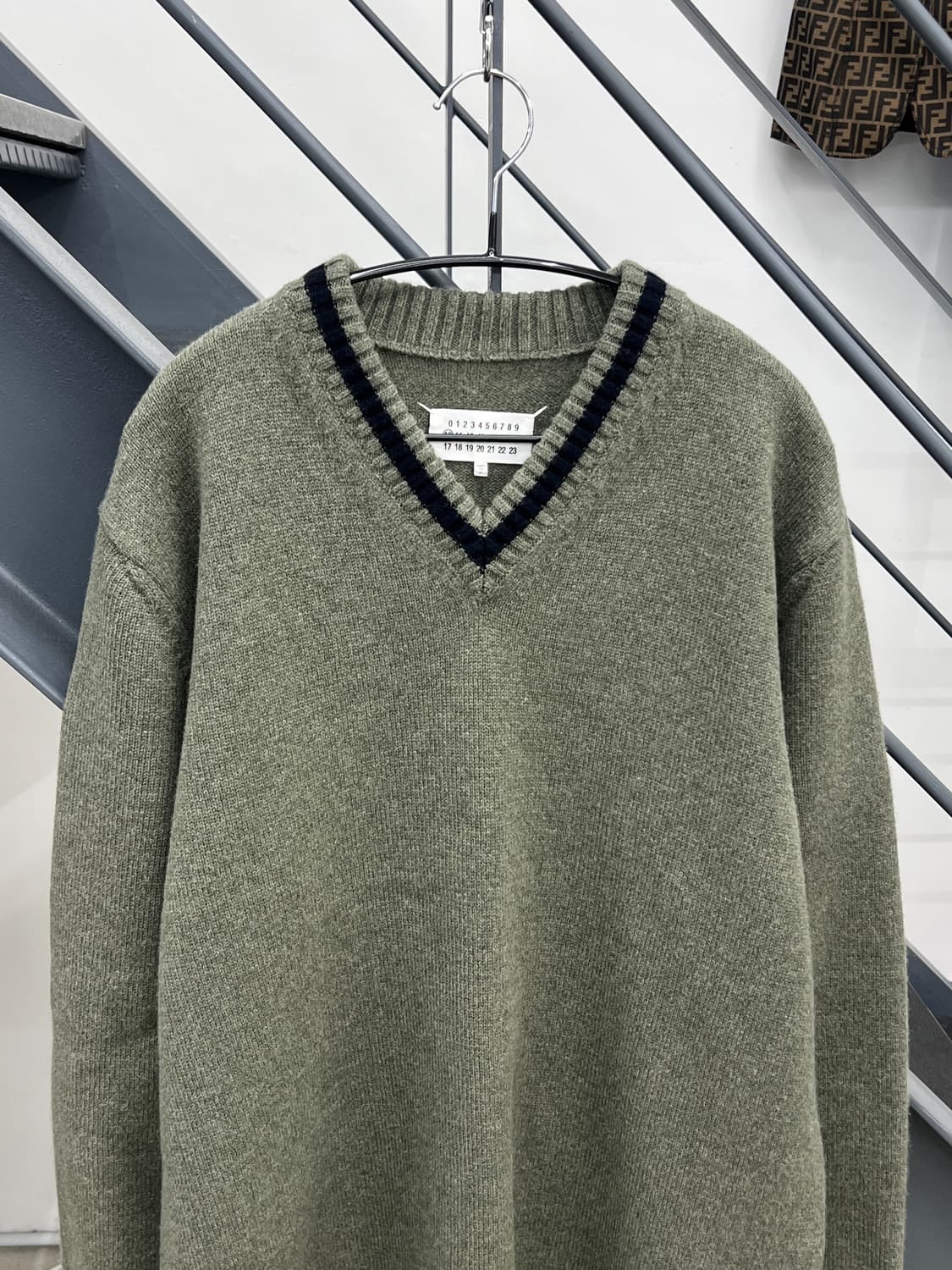 메종 마르지엘라 오버사이즈 V넥 울 니트 상품이미지2