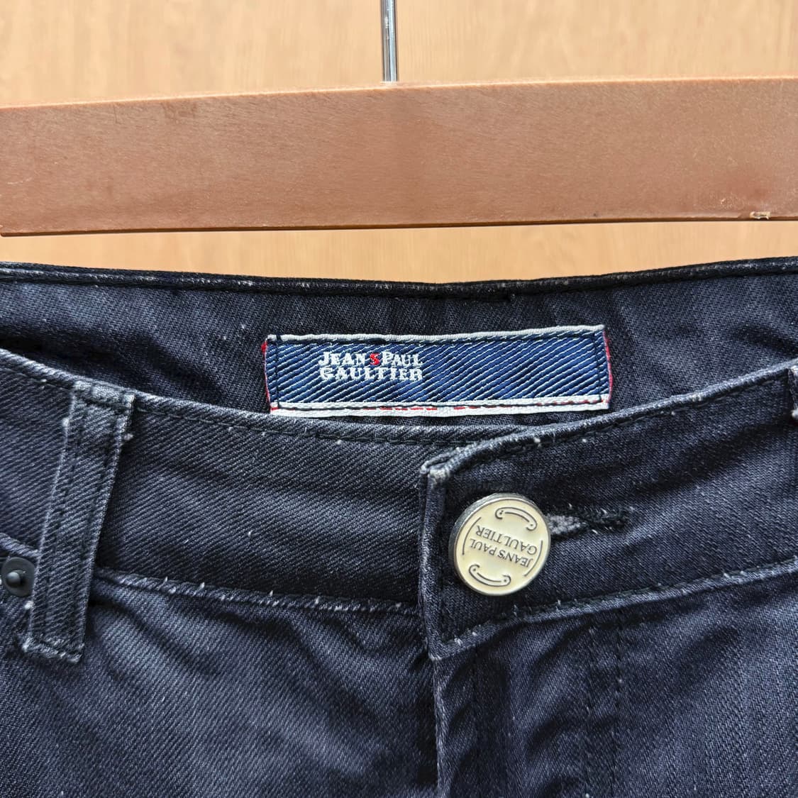 장폴고티에 데님 팬츠 백포켓 화이트 로고 패치 세미 워싱 디테일 흑청 상품이미지8