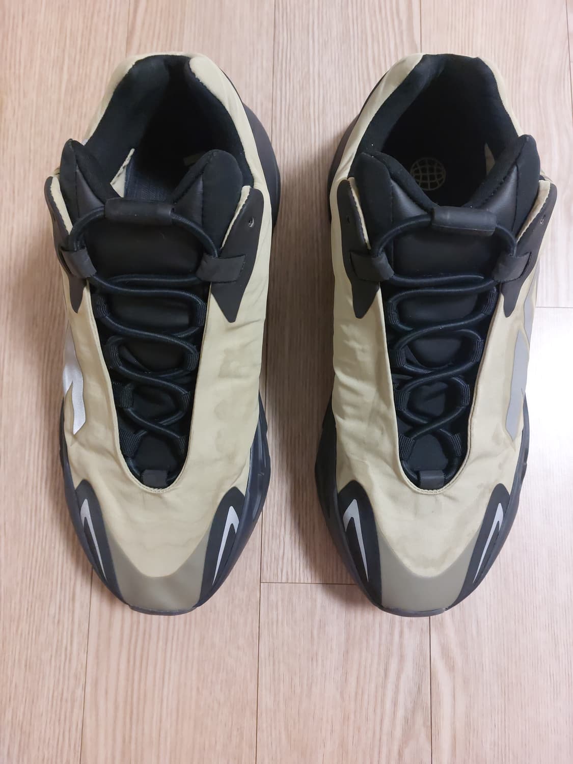 아디다스 이지 부스트 700 MNVN 레진 상품이미지6