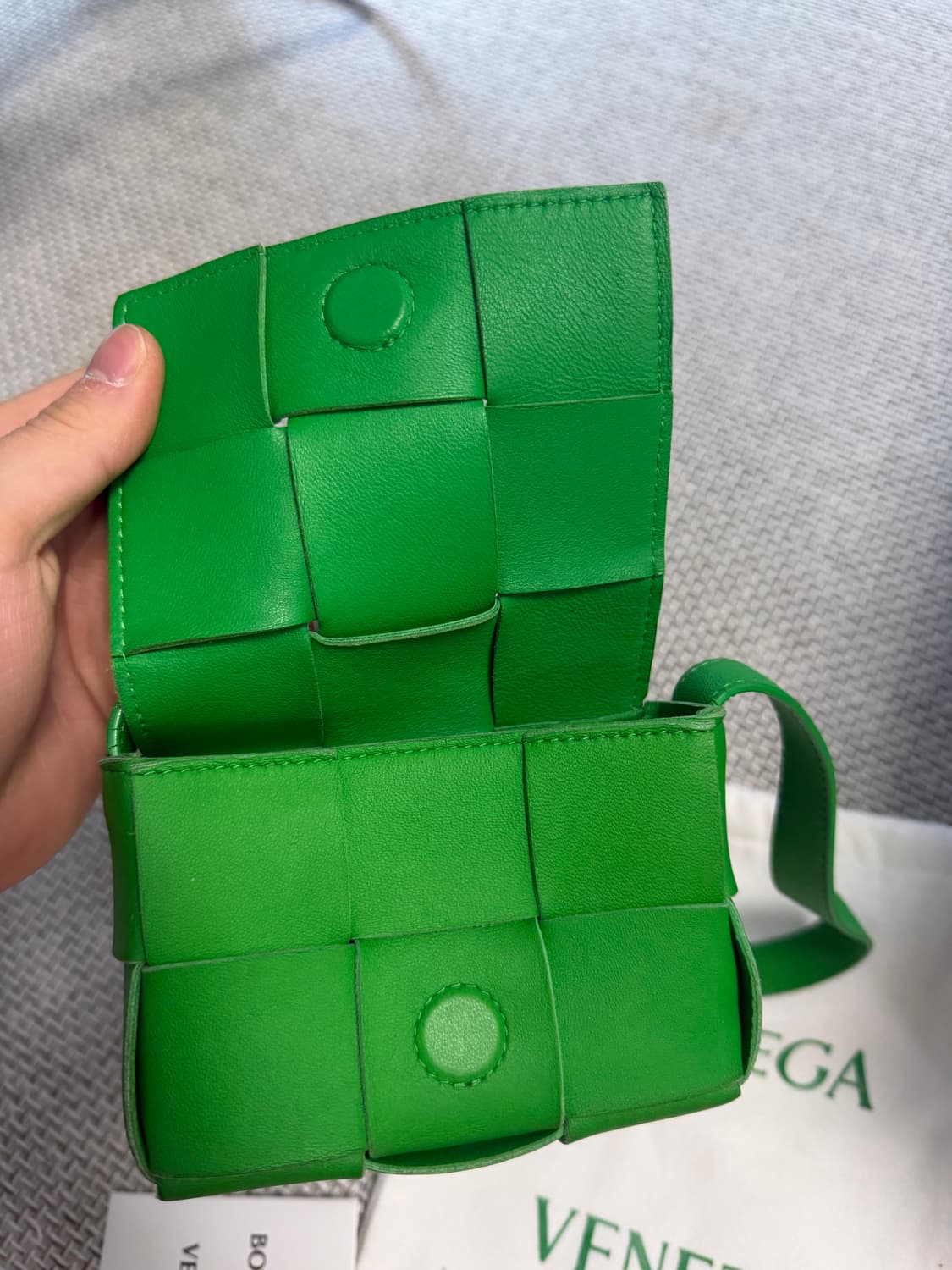 25ss/크림] 보테가베네타 미니 카세트백 그린 상품이미지3