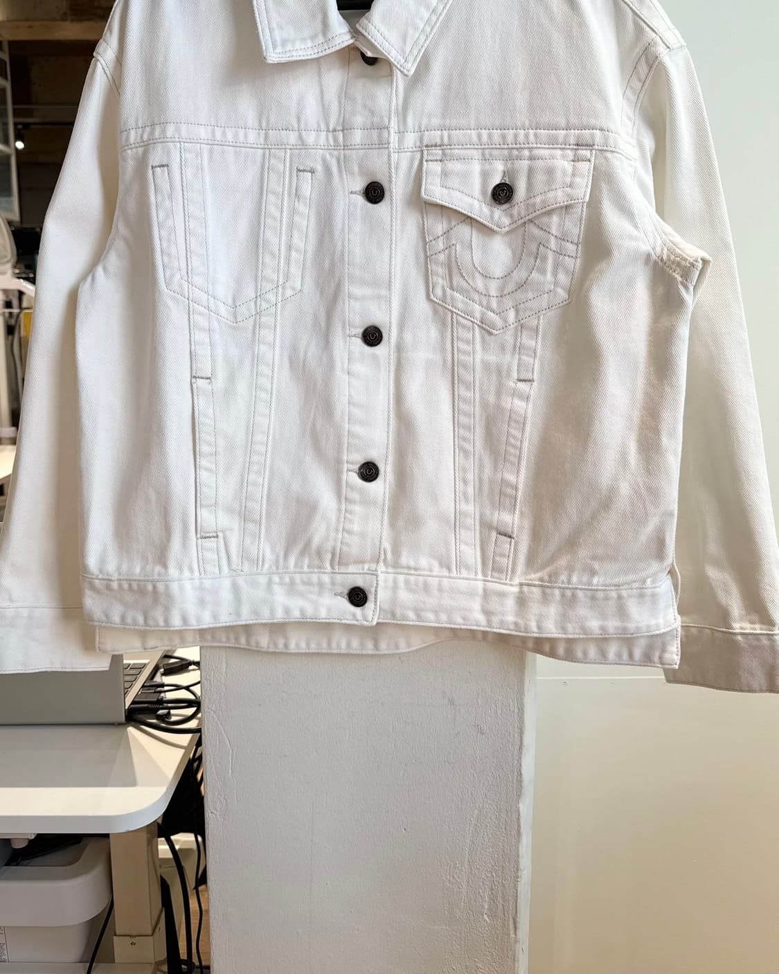 트루 릴리전 화이트 데님 트러커 자켓  상품이미지5