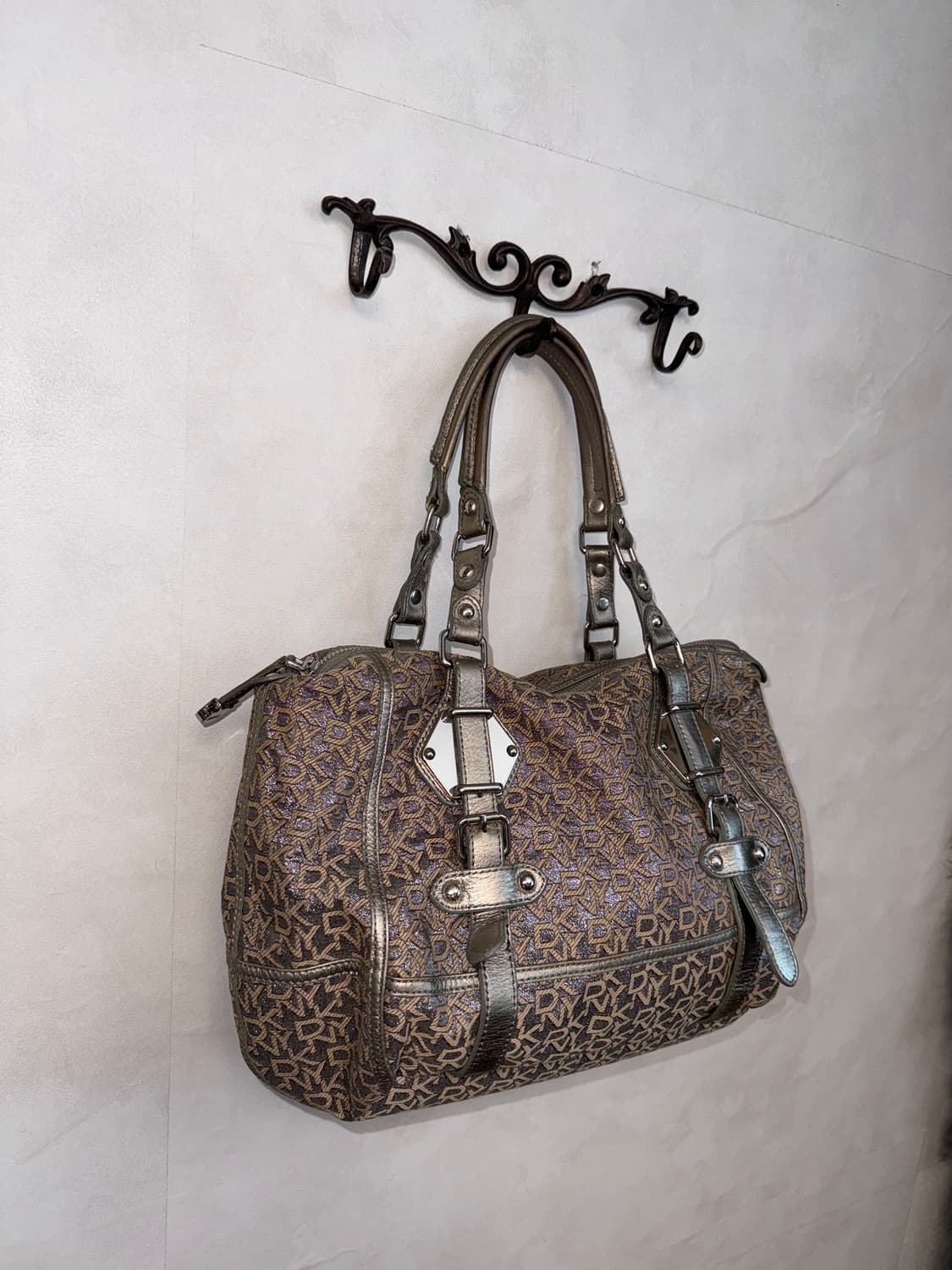 DKNY metal silver logo buckle tote bag 상품이미지2