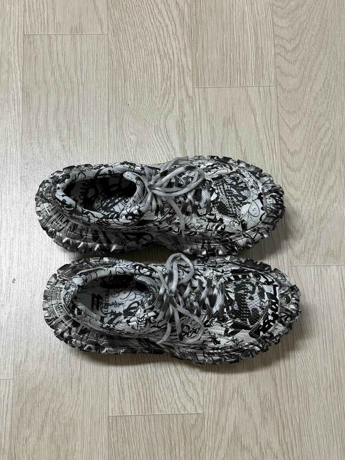 (40) 발렌시아가 디펜더 바운서 그래피티 상품이미지1