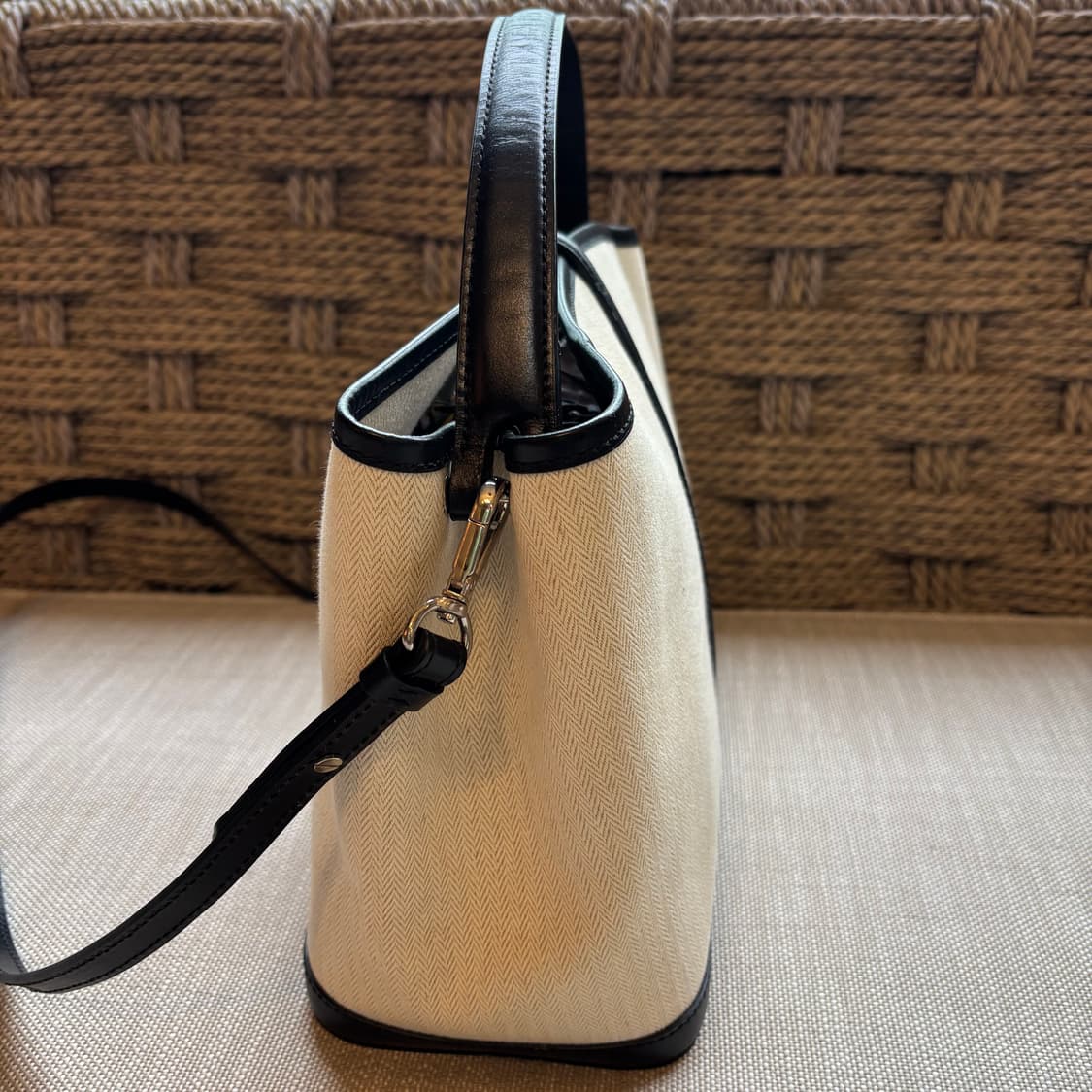 킨더살몬(KINDERSALMON) 레더 트림 캔버스 크로스바디 에크루 상품이미지2