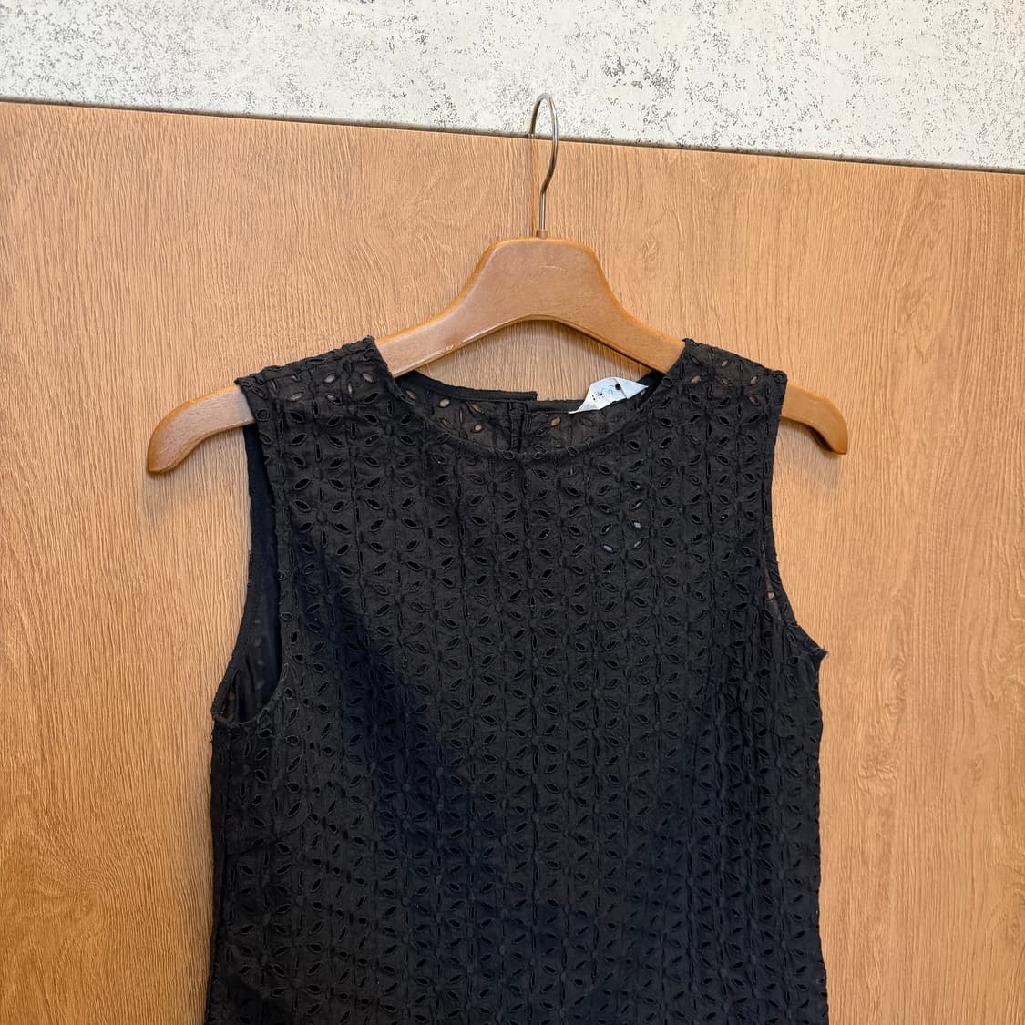 빈티지 슬리브리스 블라우스 플로럴 아일렛 펀칭 백 버튼업 디테일 블랙 상품이미지3