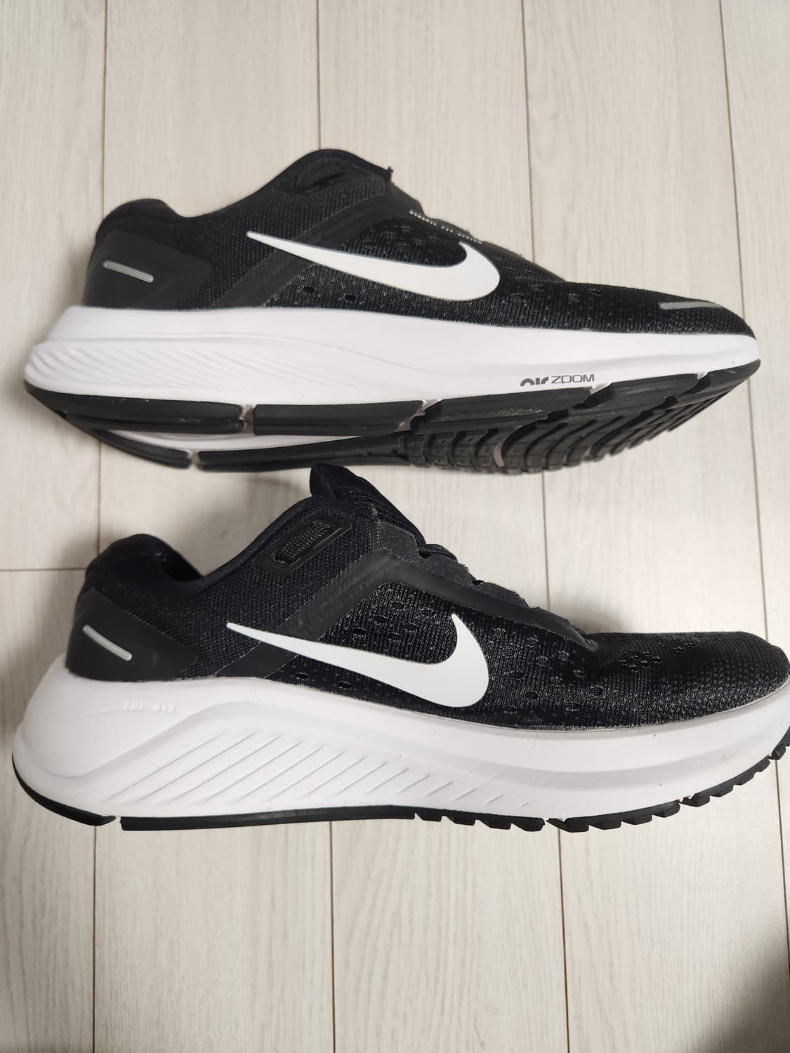 나이키 에어 줌 스트럭처 23 CZ6721-001 사이즈235

러닝화/ 상품이미지7