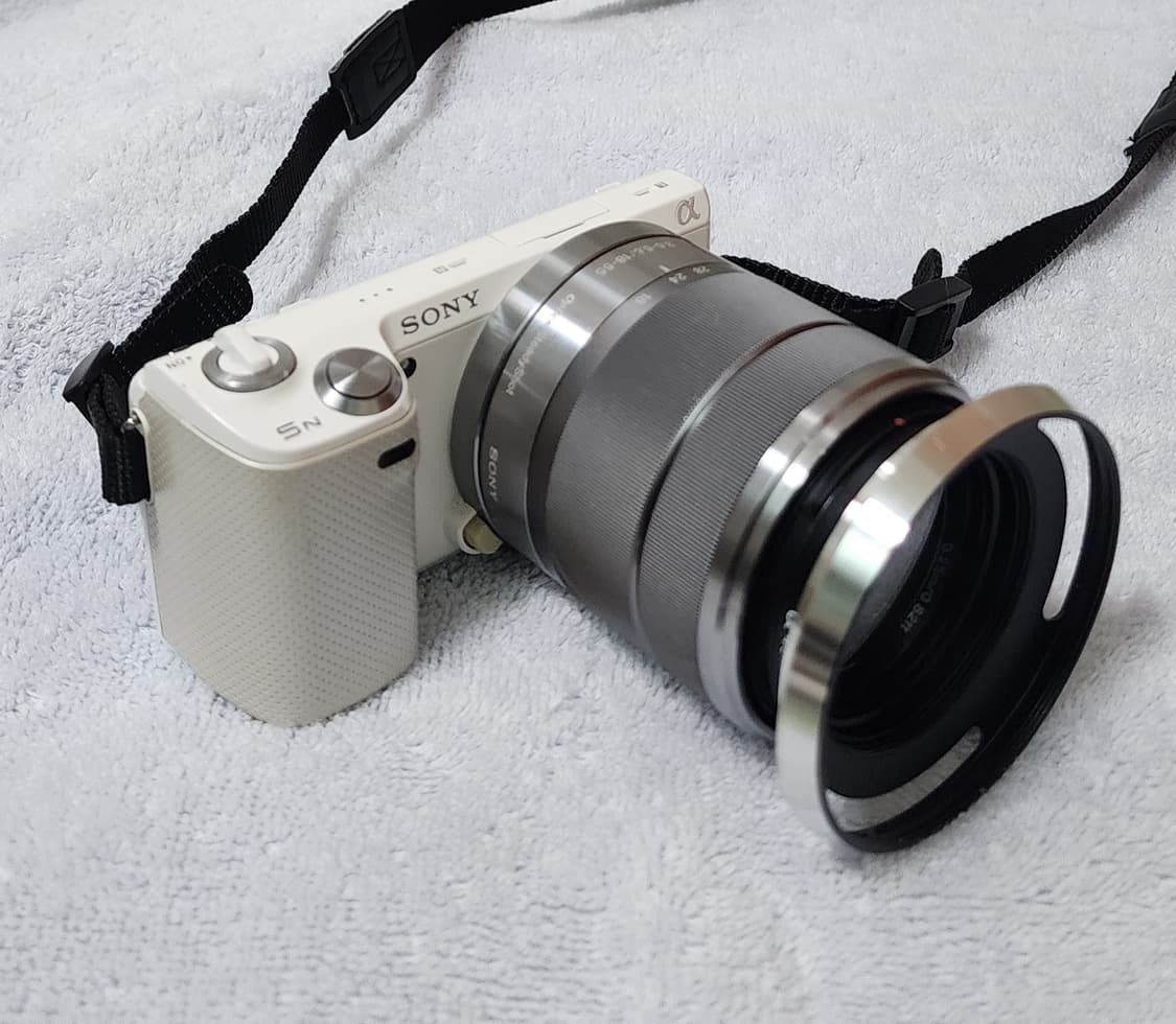 소니 NEX-5N 미러리스 카메라와 18-55mm 렌즈팝니다. 상품이미지2