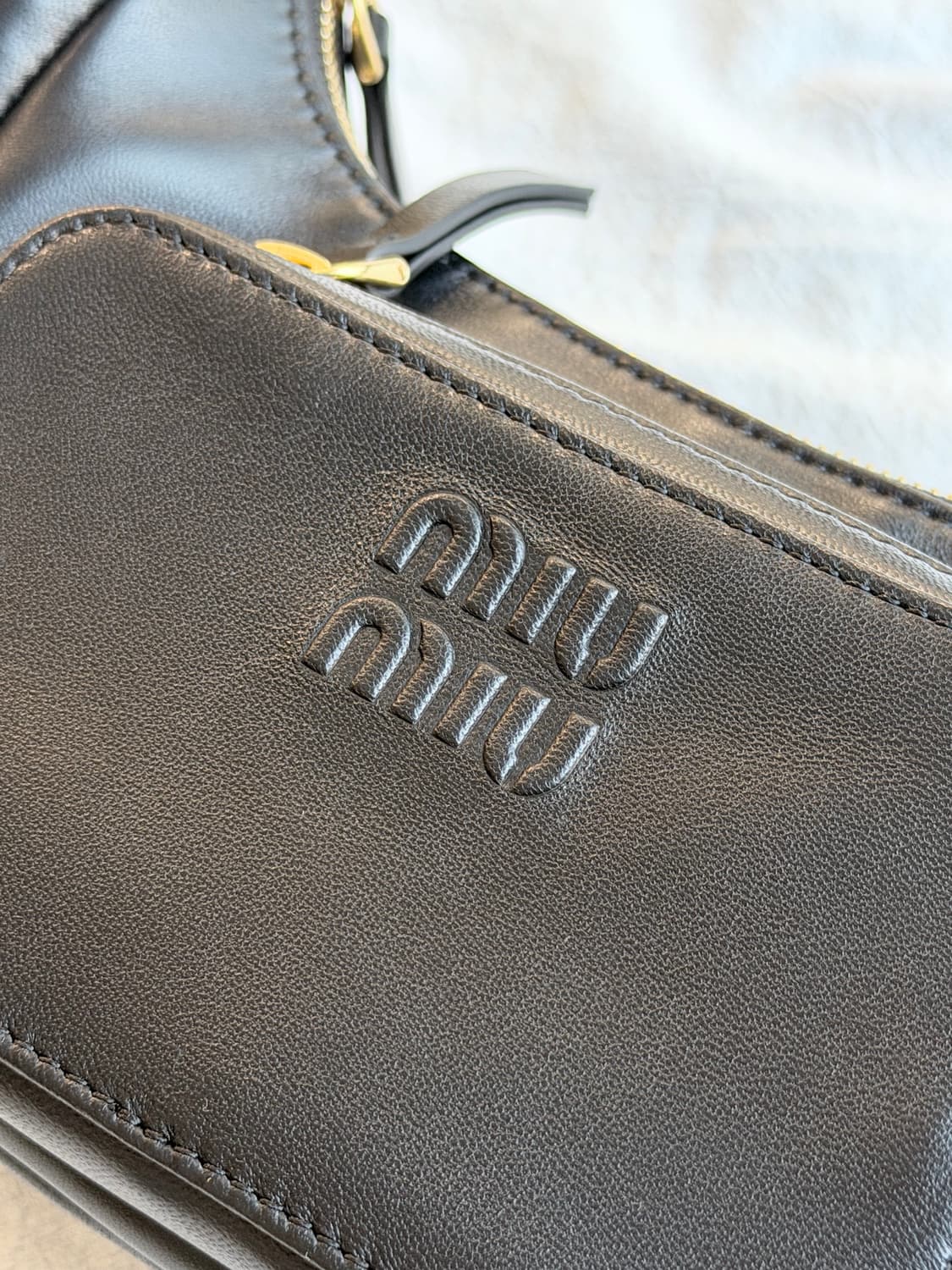 미우미우 나파가죽포켓백 상품이미지3