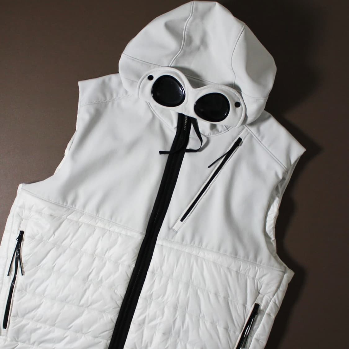 C.P. Company 고글 후드 패딩 베스트  상품이미지2