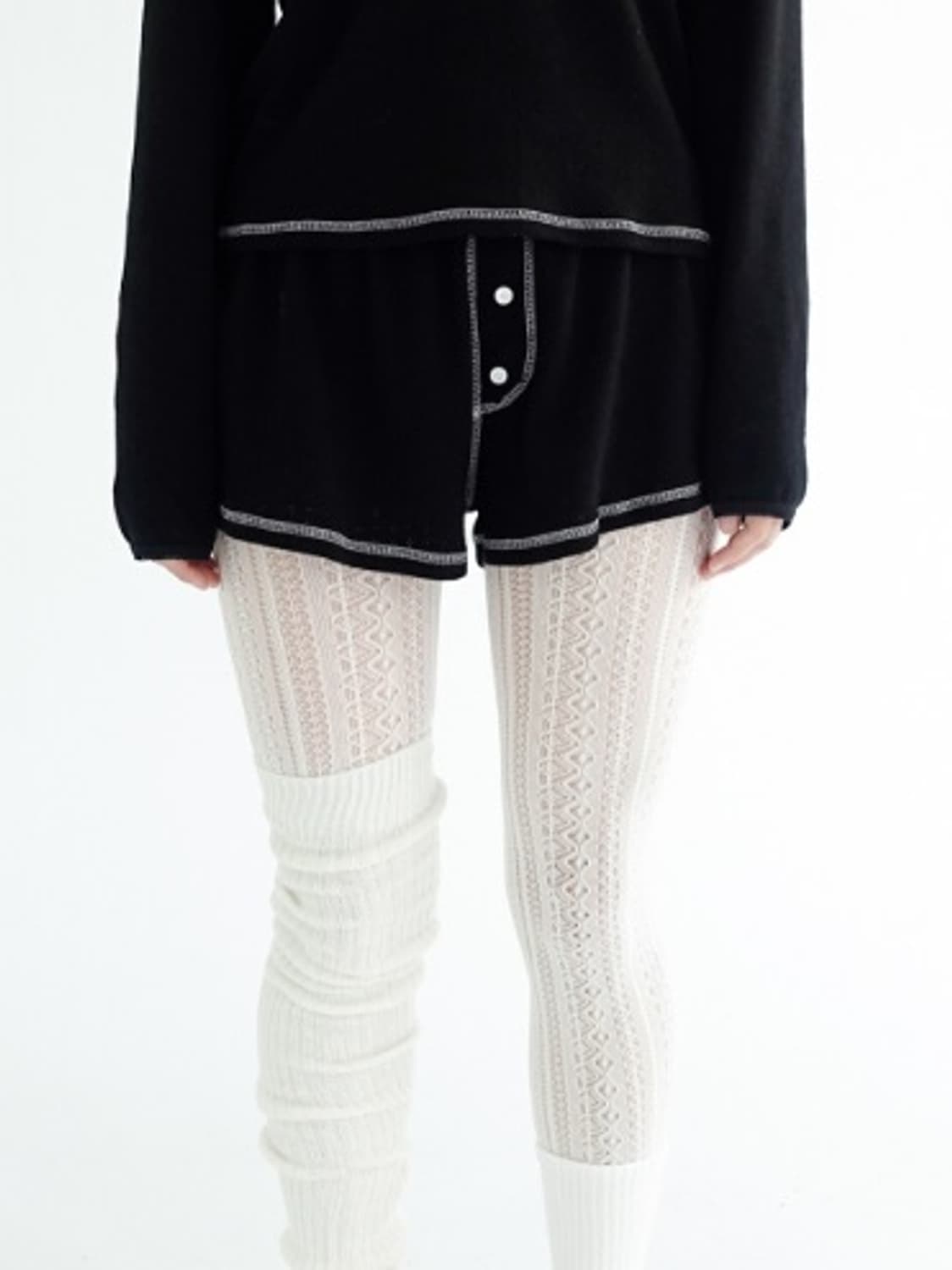 샵페어리 F.E.E.S 아일렛 라운드 카라 블라우스 블랙 상품이미지2