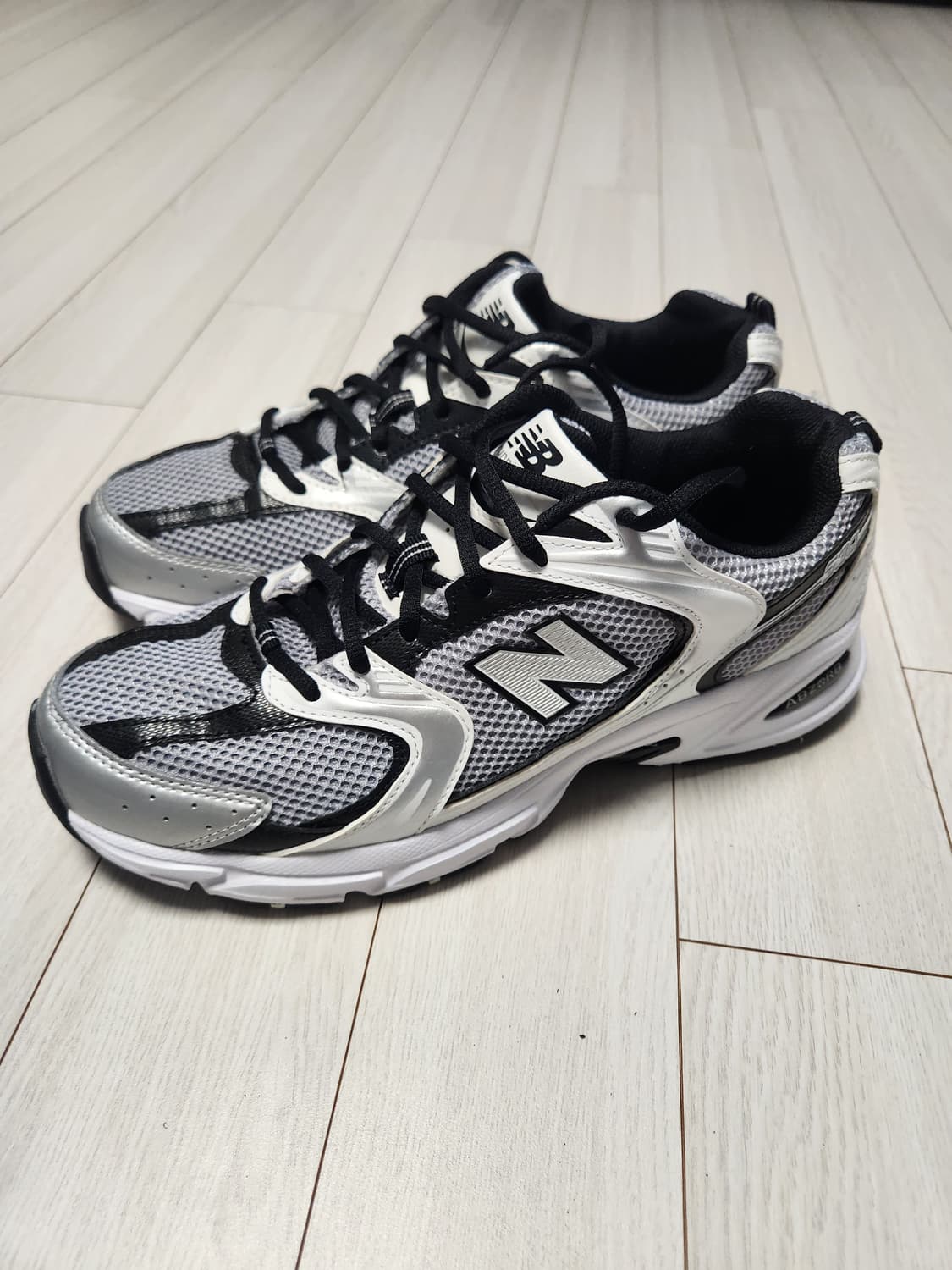 뉴발란스 530 메쉬 운동화 실버 블랙 사이즈275

새거느낌에 오염 하 상품이미지1