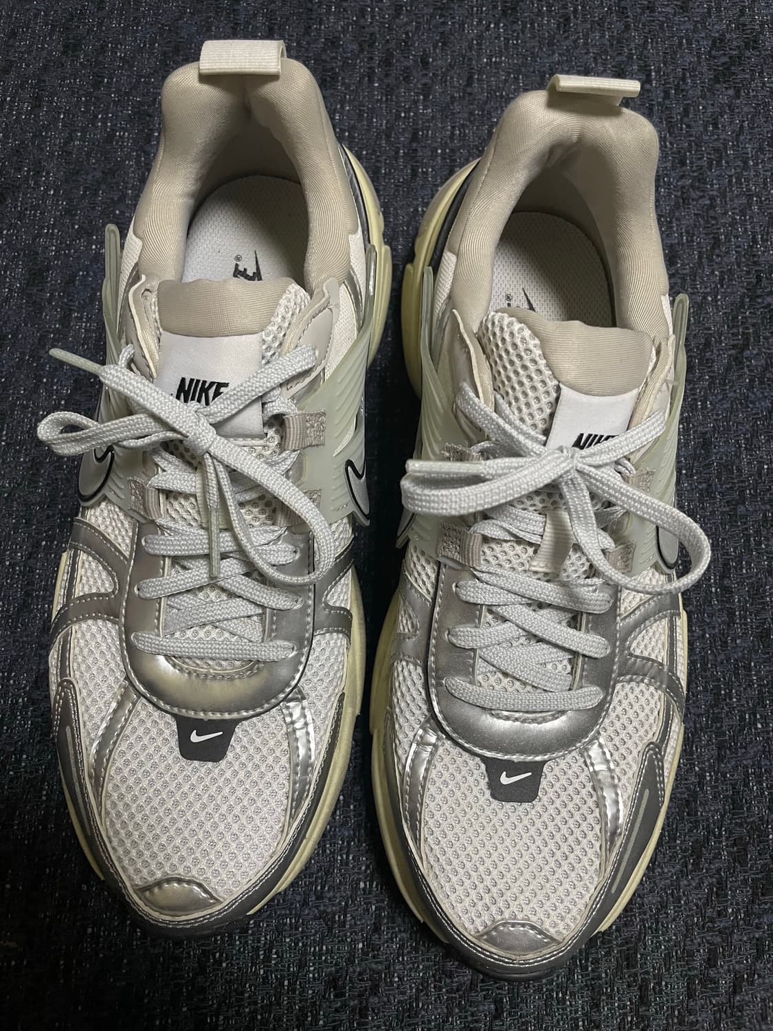 나이키 v2k런 서밋화이트 270 새상품급 판매합니다 상품이미지1