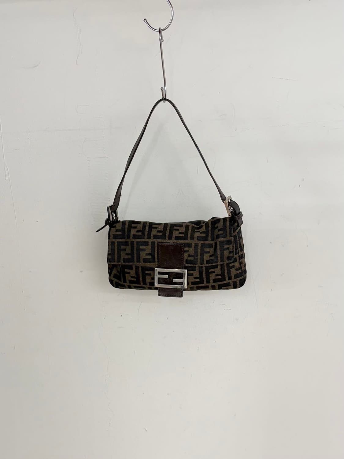 펜디 브라운 주카 미니 바케트 숄더백  상품이미지2