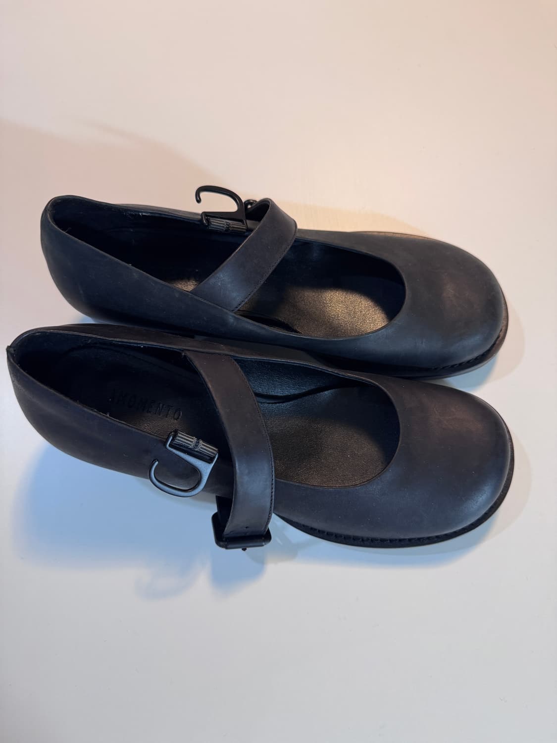 아모멘토 round toe strap pumps 판매합니다 상품이미지3