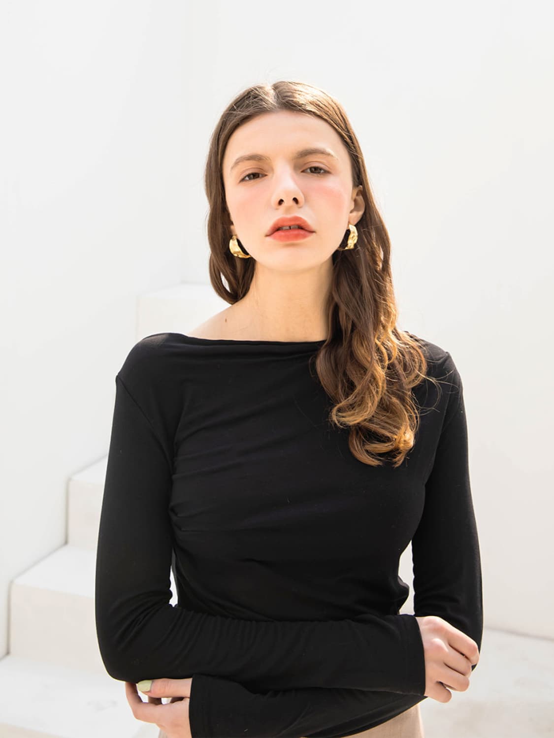 320쇼룸 사이드 핀턱 보트넥 티셔츠 블랙 상품이미지4