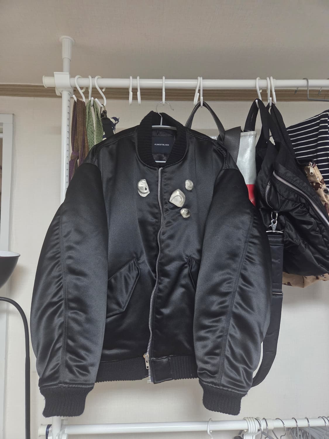 almostblack 23fw 조약돌 봄버 상품이미지1