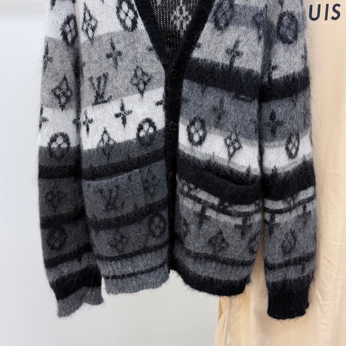 [S+급/L] 루이비통 모노그램 모헤어 가디건 블랙 상품이미지3