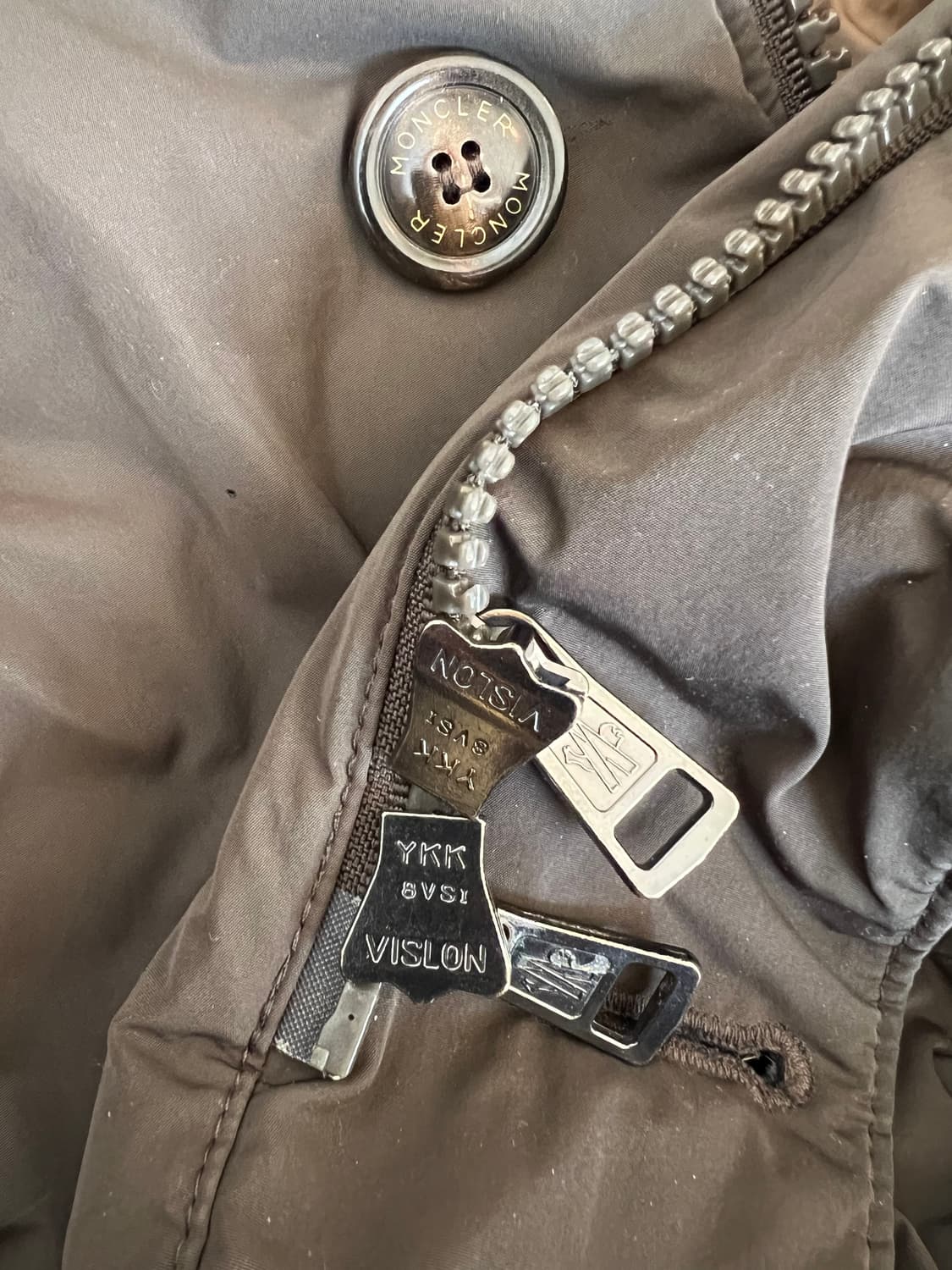 몽클레어 남성 카키 구스다운 후드패딩점퍼

 상품이미지9