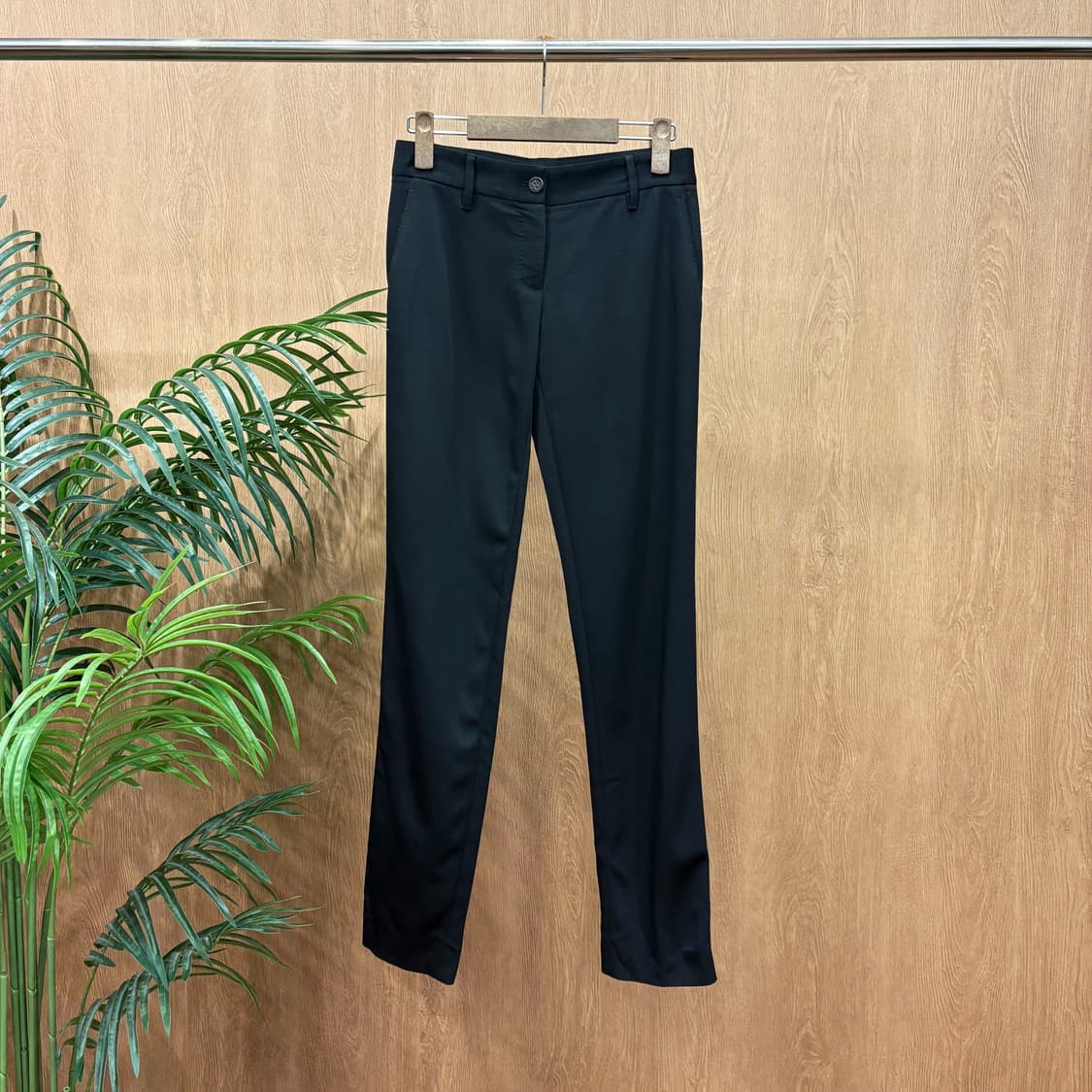 돌체앤가바나 슬림핏 슬랙스 팬츠 클래식 로고 각인 버튼 포켓 디테일 블랙 상품이미지1