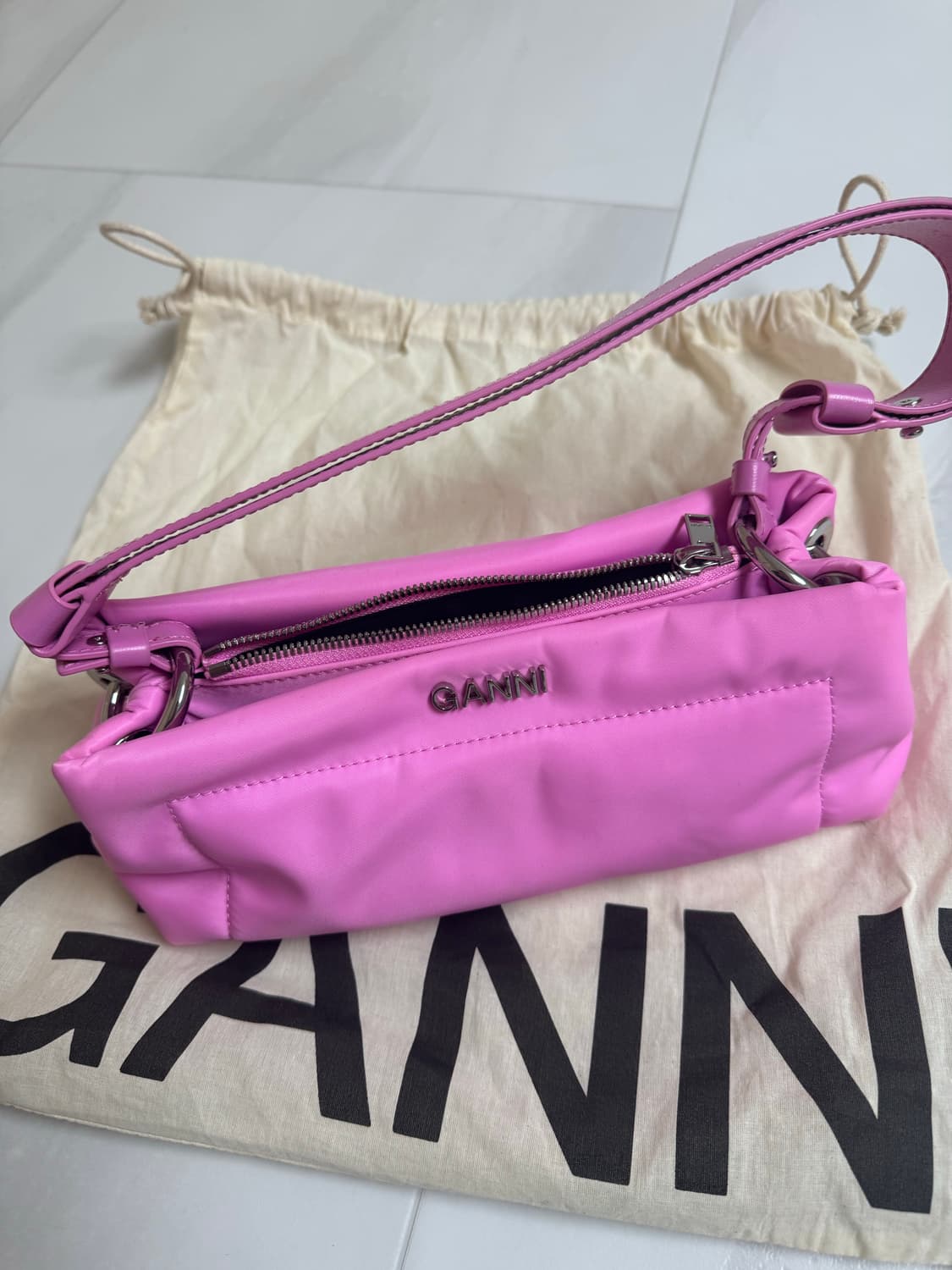 가니 필로우 바게트백 상품이미지1